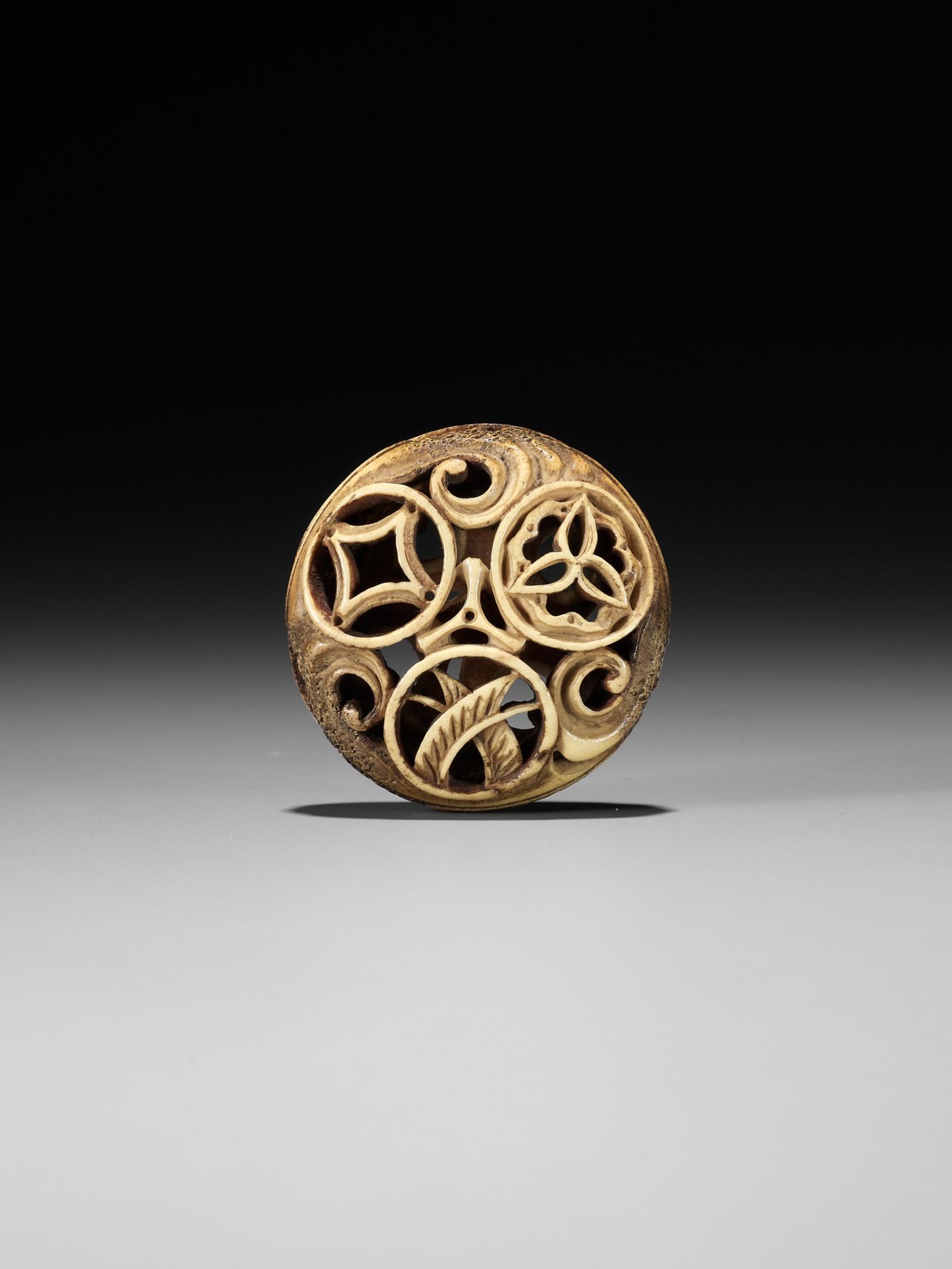 A FINE RYUSA STAG ANTLER MANJU NETSUKE WITH MON DESIGN - Image 6 of 8