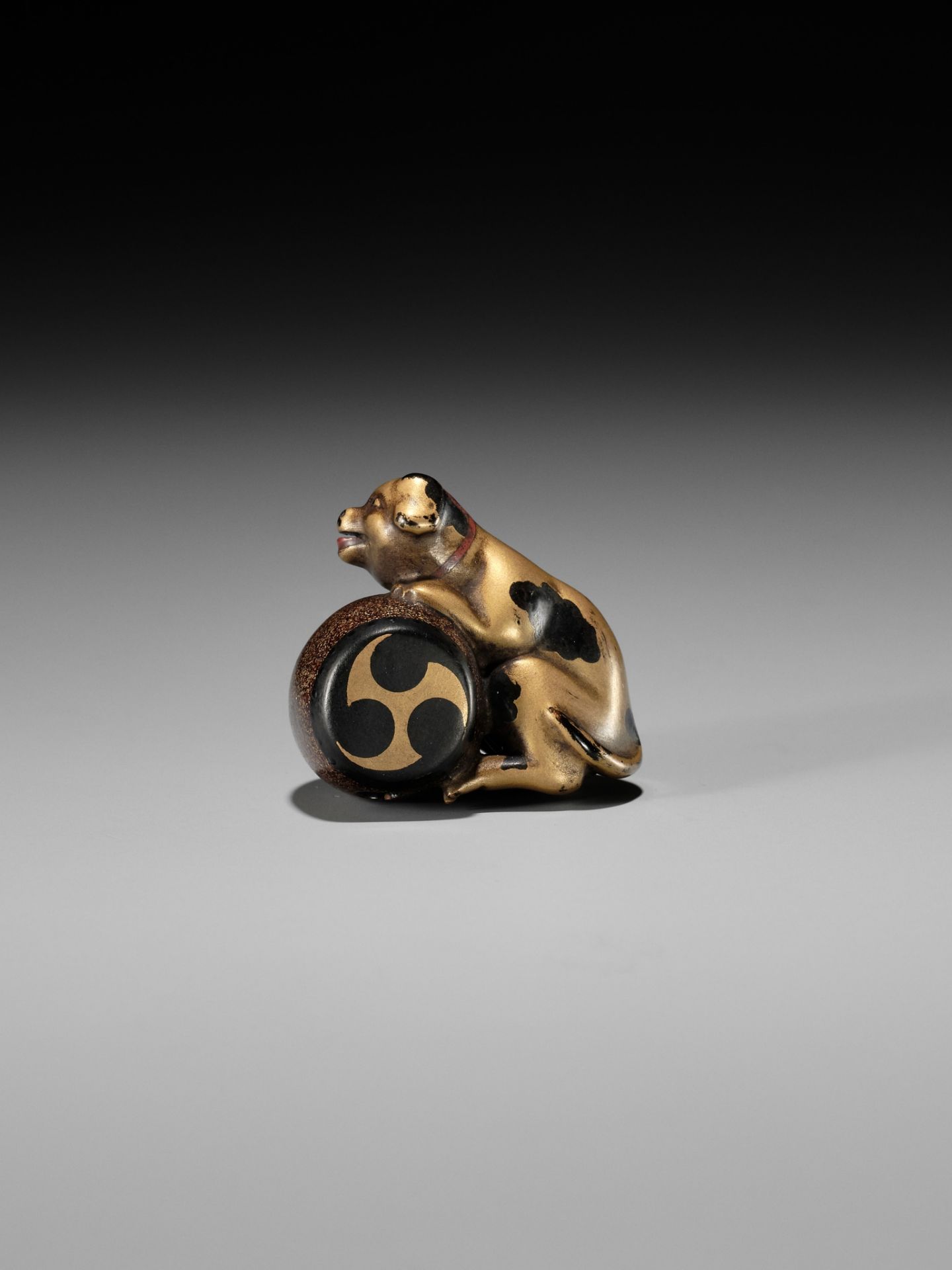 A CHARMING GOLD LACQUER NETSUKE OF A DOG WITH DRUM - Image 4 of 8