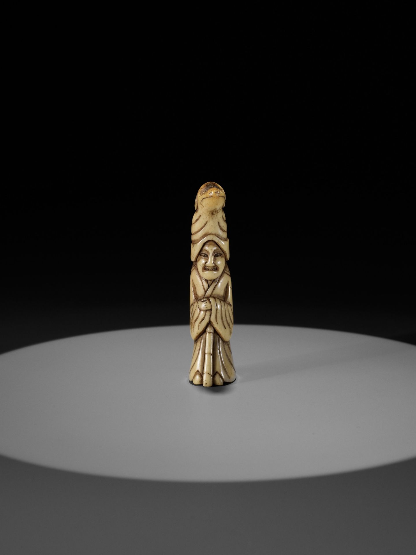 A RARE STAG ANTLER NETSUKE OF A PUPPETEER WITH A DOG PUPPET ON HIS HEAD - Image 8 of 9