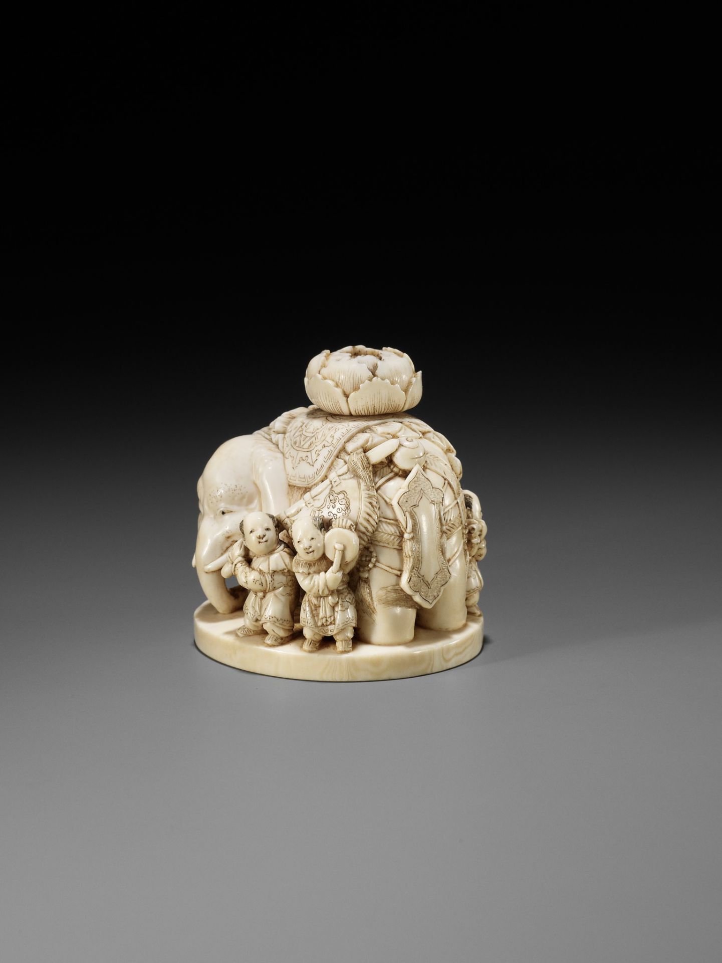 CHIKUYOSAI TOMOCHIKA: A LARGE IVORY OKIMONO NETSUKE OF AN ELEPHANT WITH A GROUP OF KARAKO - Bild 7 aus 14