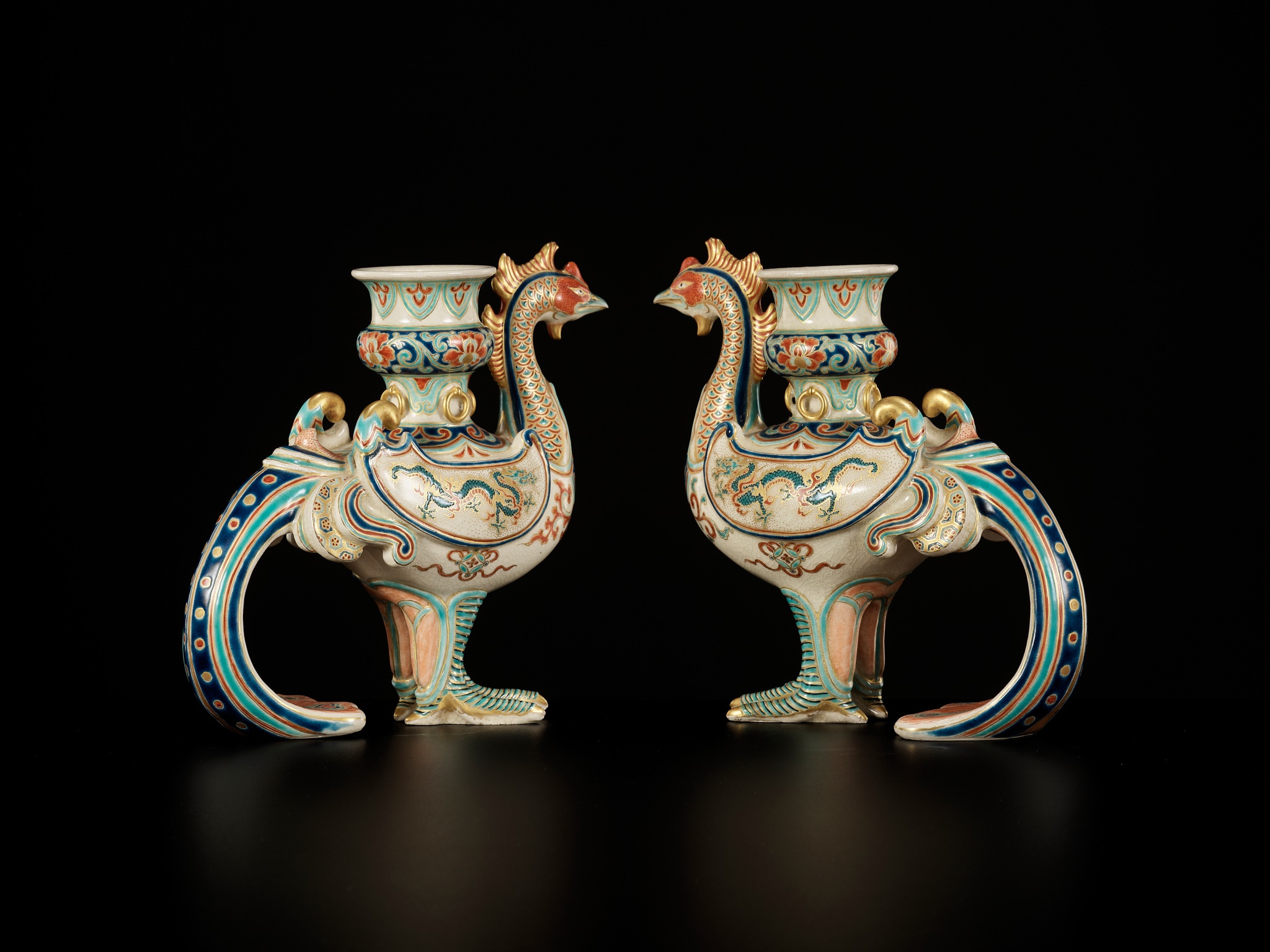 MAKUZU KOZAN: A SUPERB PAIR OF PHOENIX-FORM EARTHENWARE CANDLESTICKS - Image 4 of 12