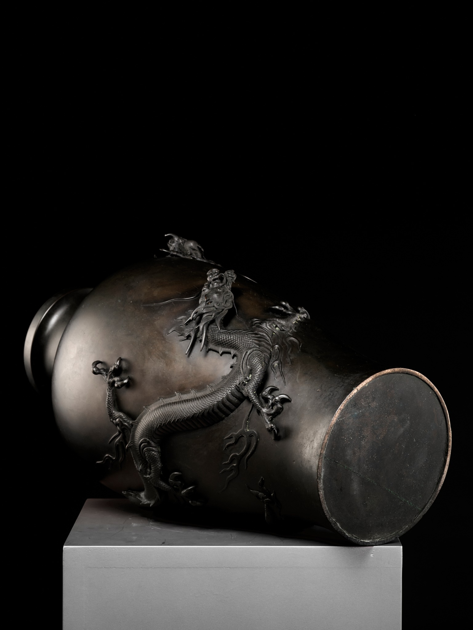 A MASSIVE BRONZE VASE WITH DRAGONS - Image 12 of 12