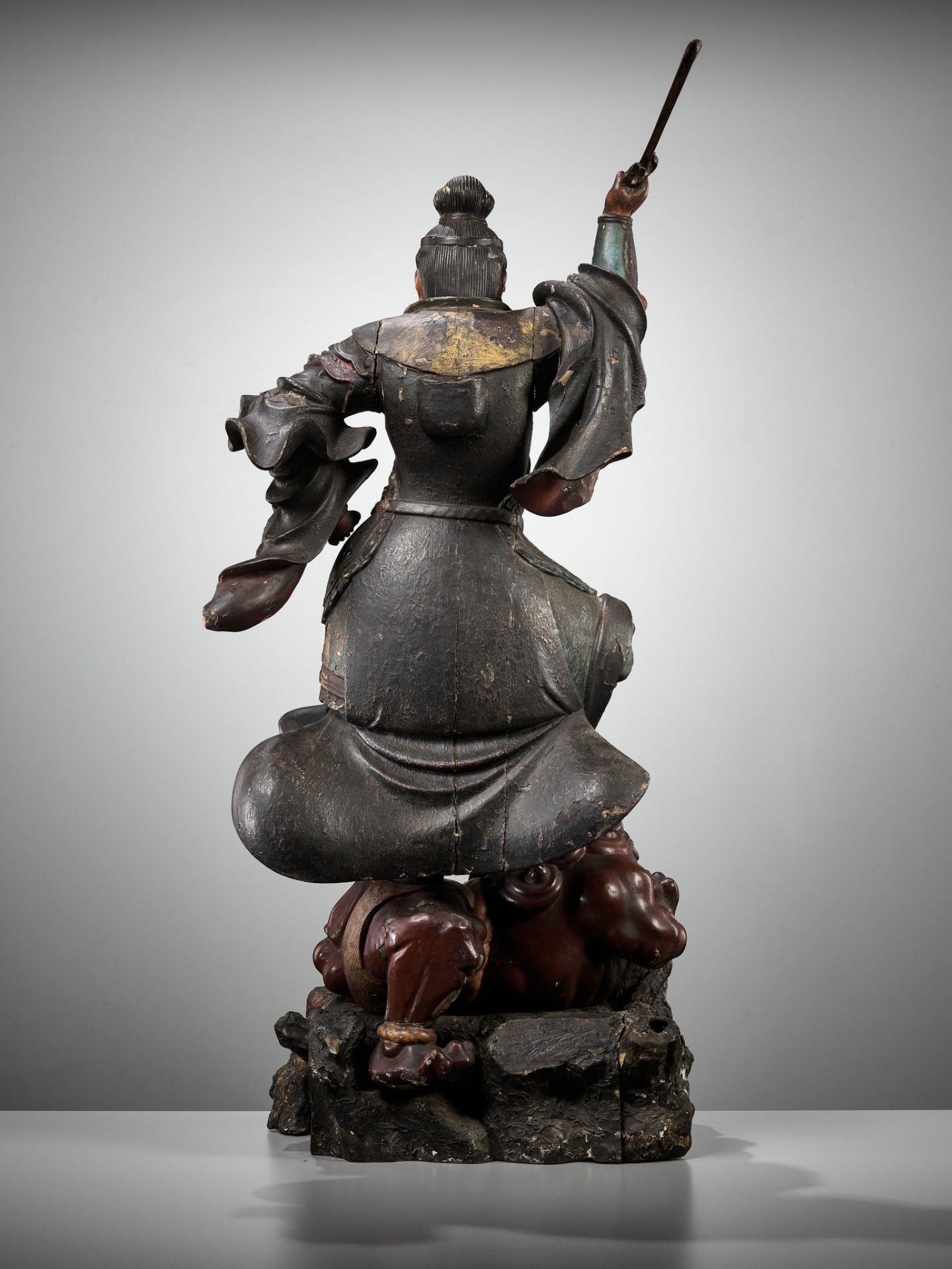 A LARGE AND IMPRESSIVE LACQUERED WOOD FIGURE OF THE HEAVENLY KING ZOCHOTEN - Image 11 of 14