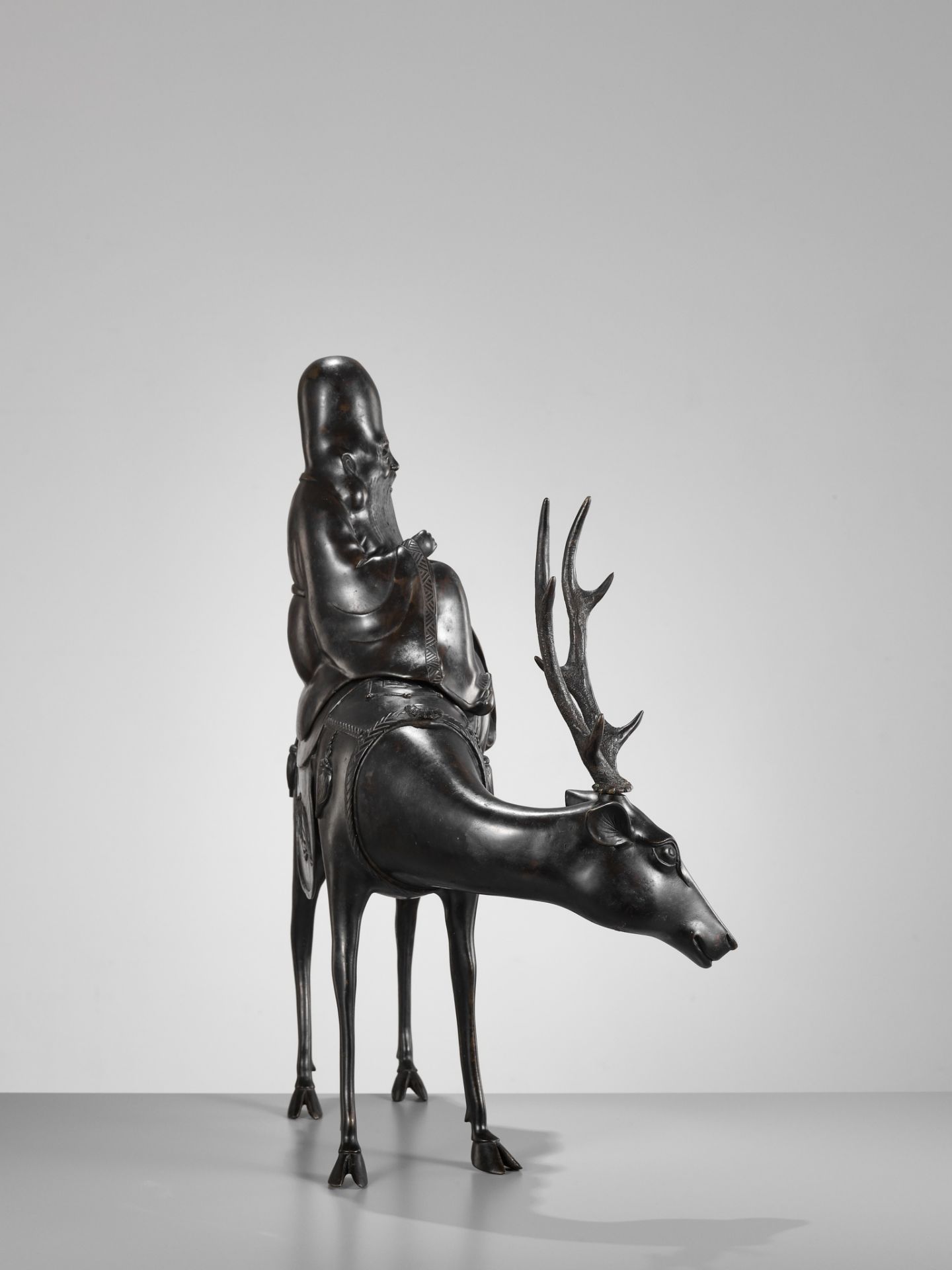 A MASSIVE BRONZE KORO (CENSER) OF JUROJIN SEATED ON A DEER - Image 9 of 11