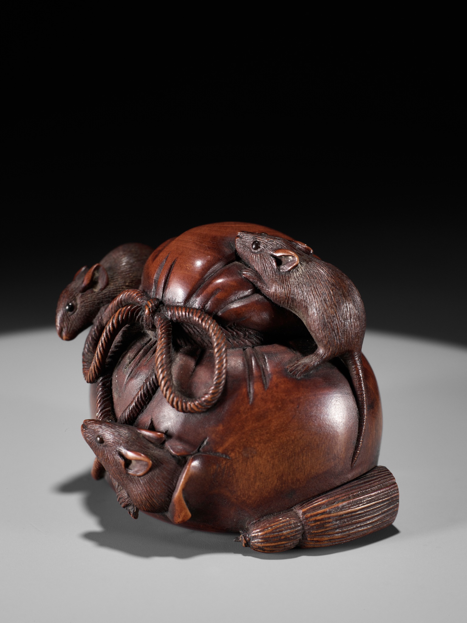 IKKO: A WOOD OKIMONO NETSUKE OF FIVE RATS AROUND DAIKOKU'S TREASURE BAG - Image 6 of 15