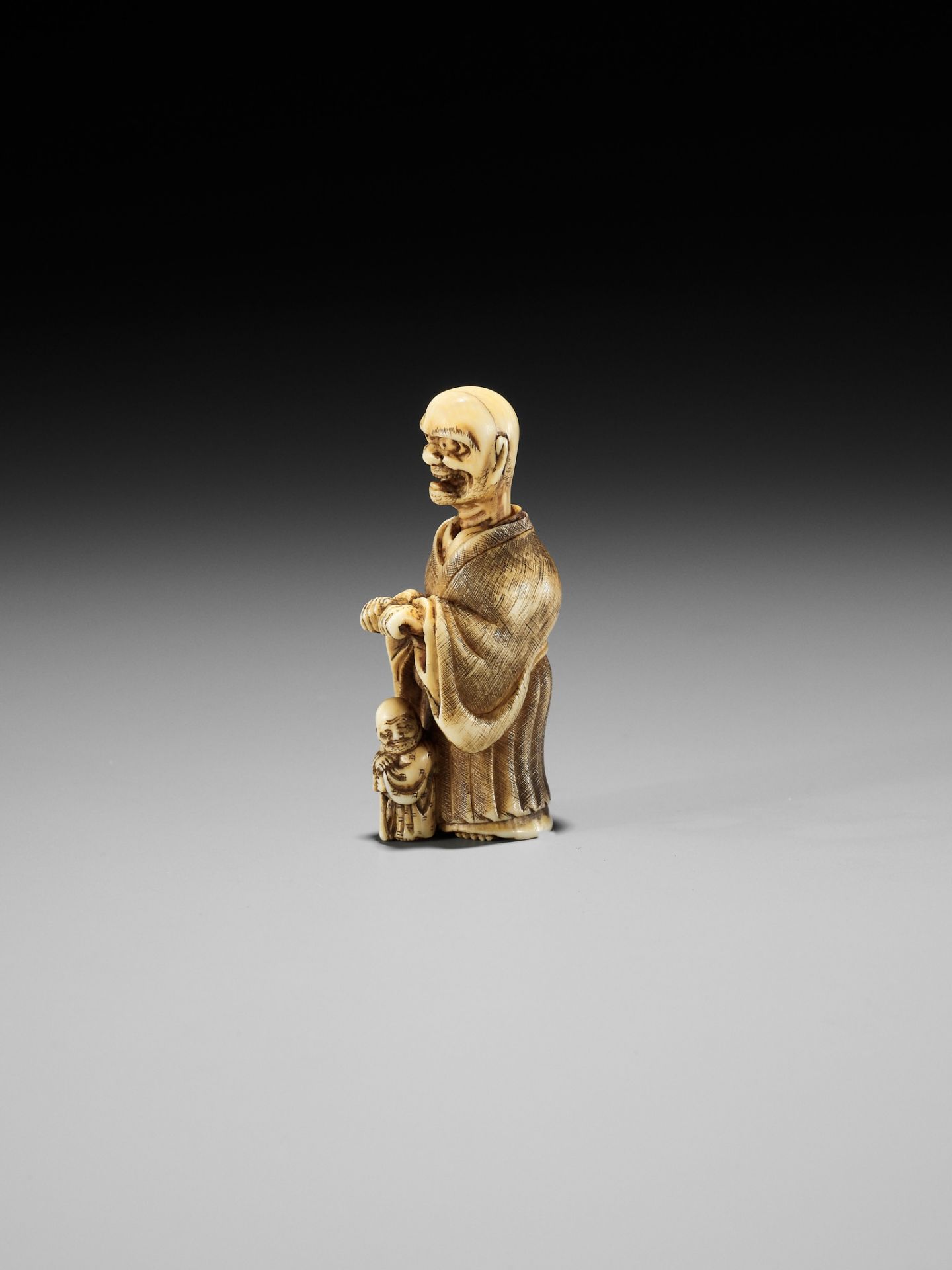 SHURAKU: A RARE IVORY NETSUKE OF A ROKUROKUBI SCARING A BLIND MAN - Bild 6 aus 14