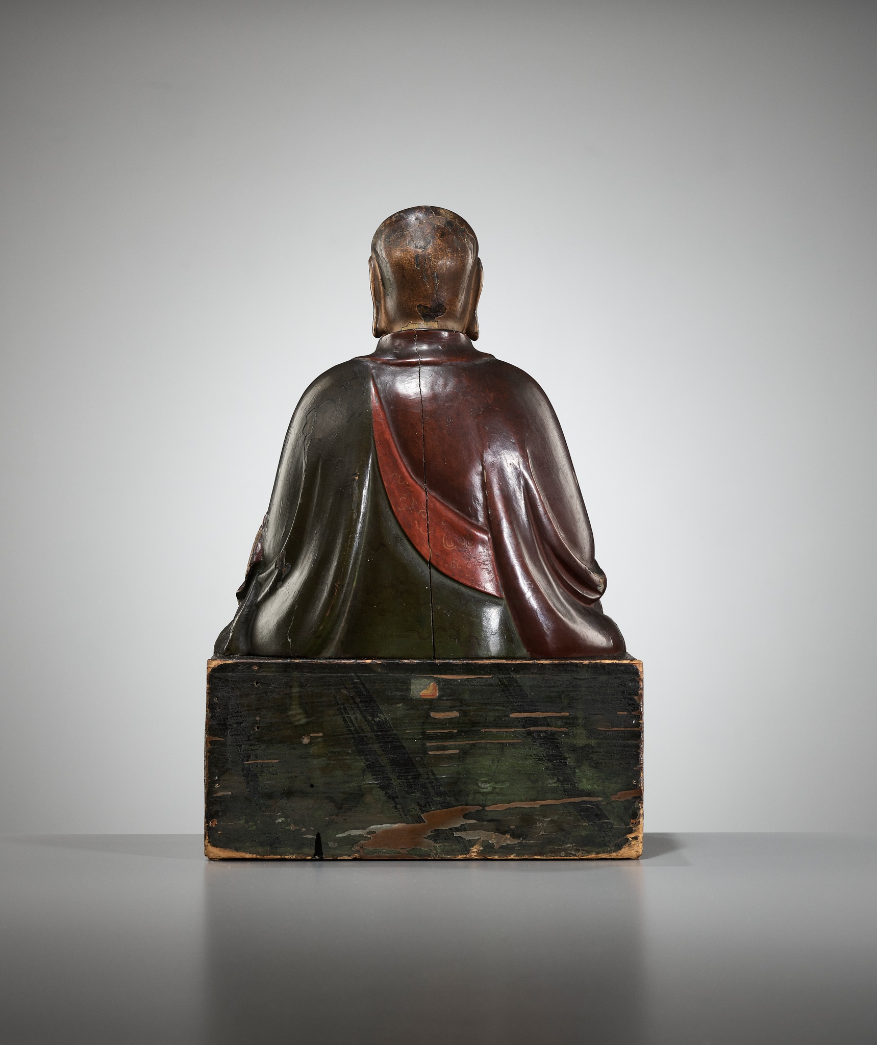A LACQUERED WOOD FIGURE OF A RAKAN (ARHAT) - Image 6 of 11