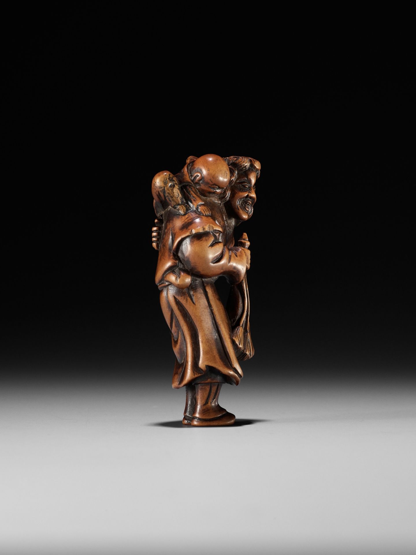 A WOOD NETSUKE OF A DUTCHMAN WITH CHILD - Image 8 of 10