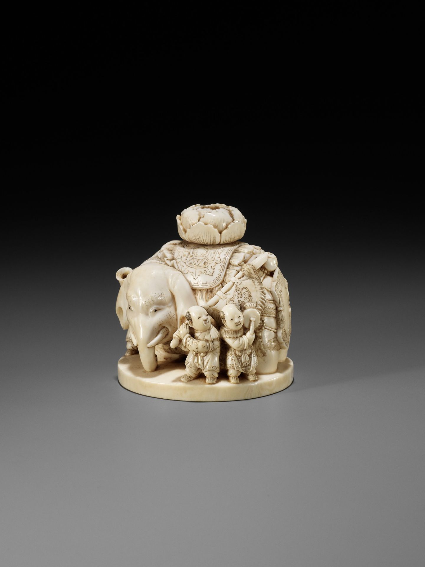 CHIKUYOSAI TOMOCHIKA: A LARGE IVORY OKIMONO NETSUKE OF AN ELEPHANT WITH A GROUP OF KARAKO - Image 6 of 14