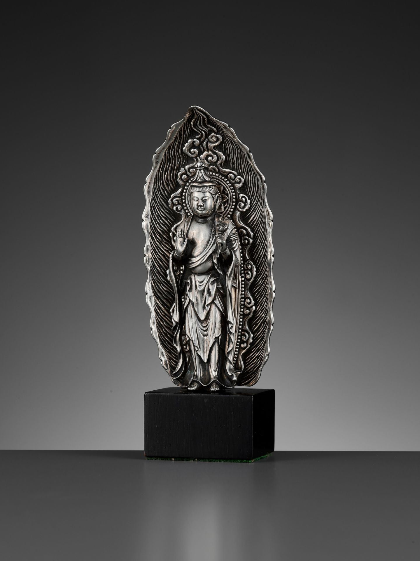 YASUCHIKA: A SUPERB AND VERY RARE SILVER FIGURE OF KANNON BOSATSU, DATED 1738 - Image 3 of 18