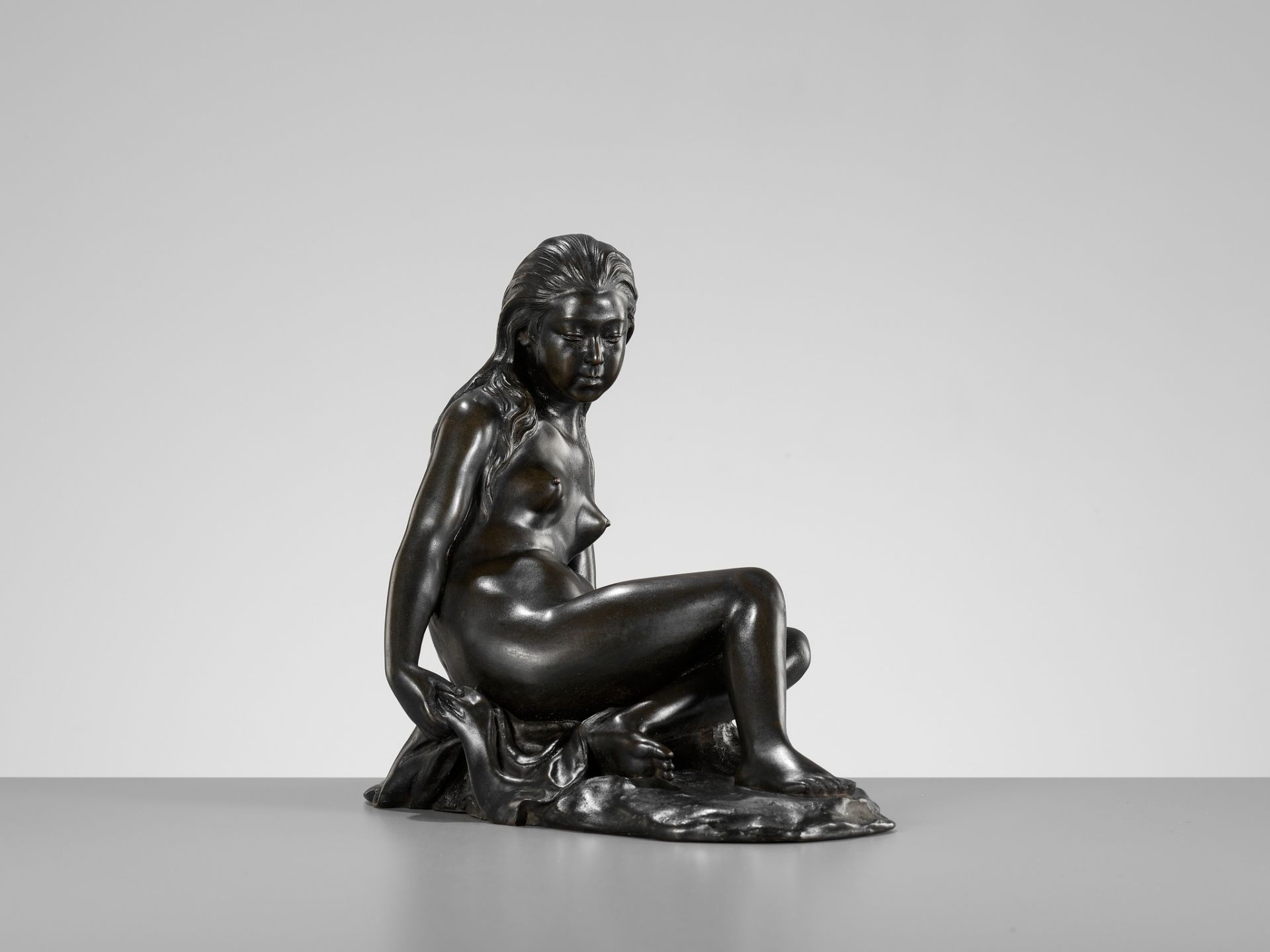 ATSUYOSHI FOR THE MARUKI COMPANY: A MASTERFUL BRONZE 'PORTRAIT' OKIMONO OF A BATHING NUDE - Image 6 of 13