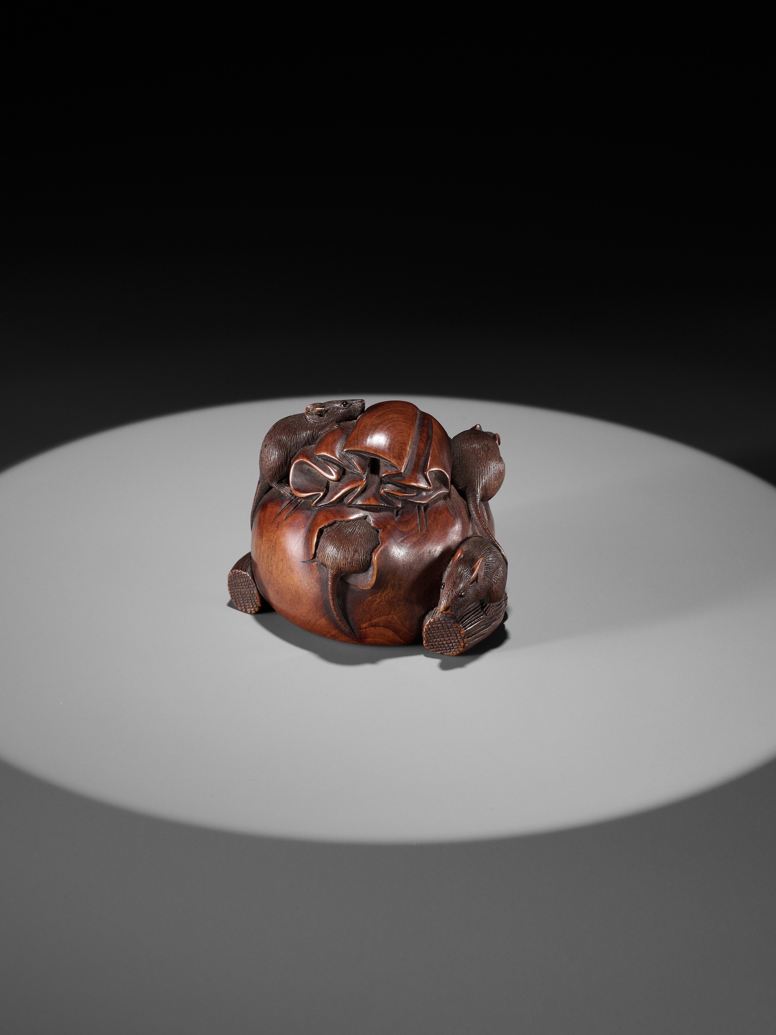 IKKO: A WOOD OKIMONO NETSUKE OF FIVE RATS AROUND DAIKOKU'S TREASURE BAG - Image 3 of 15