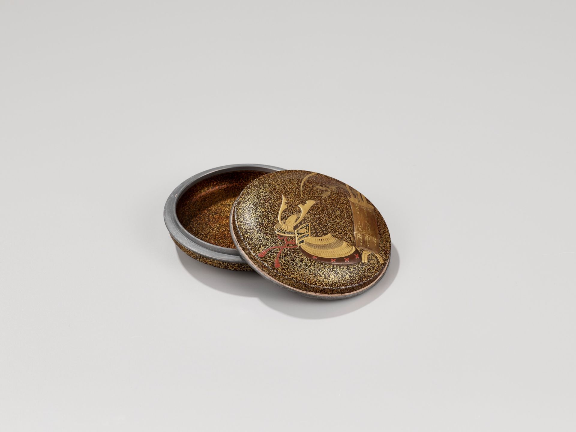 A FINE LACQUER KOGO (INCENSE BOX) AND COVER WITH KABUTO AND BAMBOO HANAKAGO - Image 3 of 7