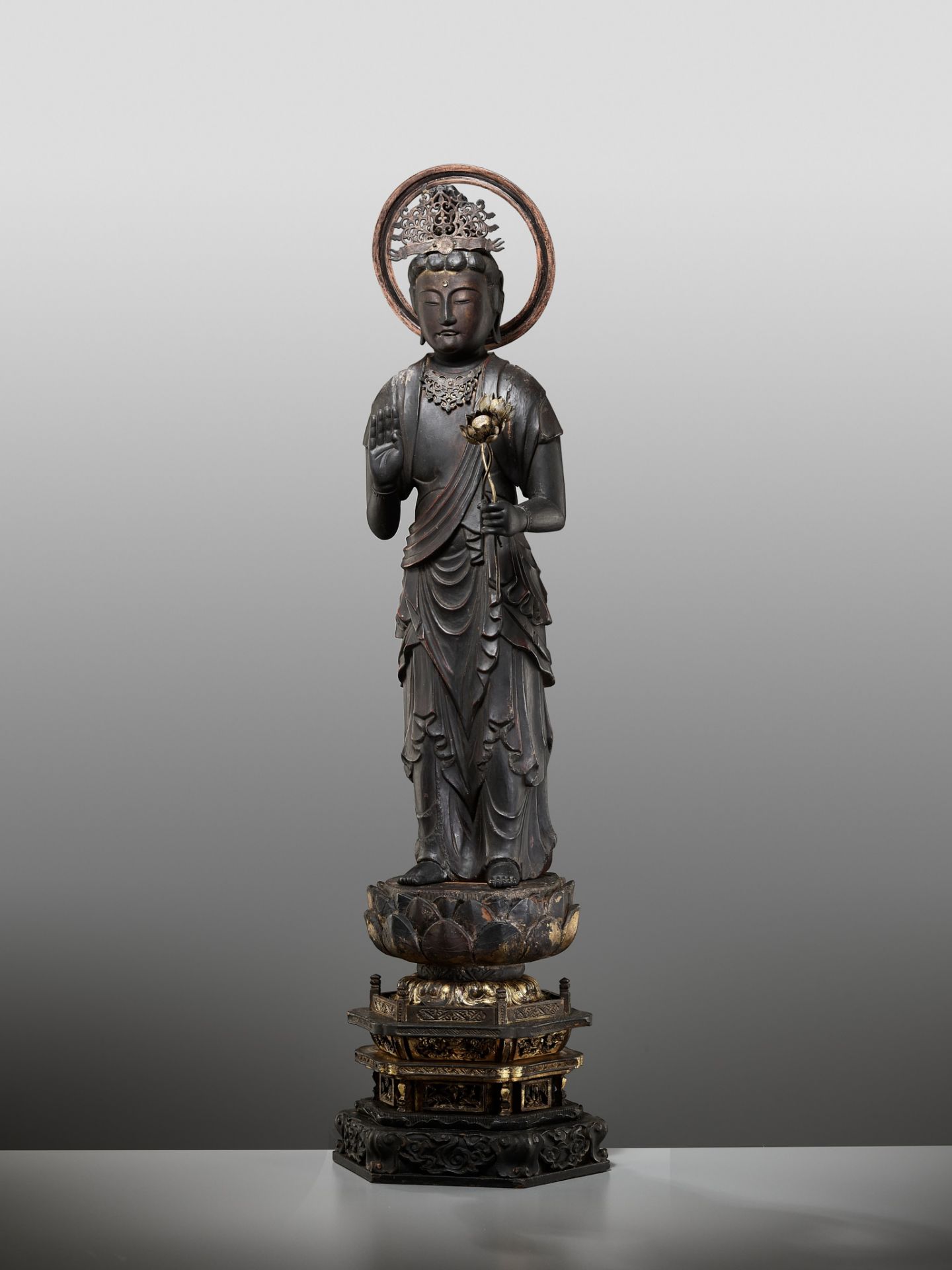 A GILT AND LACQUERED WOOD FIGURE OF KANNON BOSATSU HOLDING LOTUS BLOSSOMS - Image 6 of 18