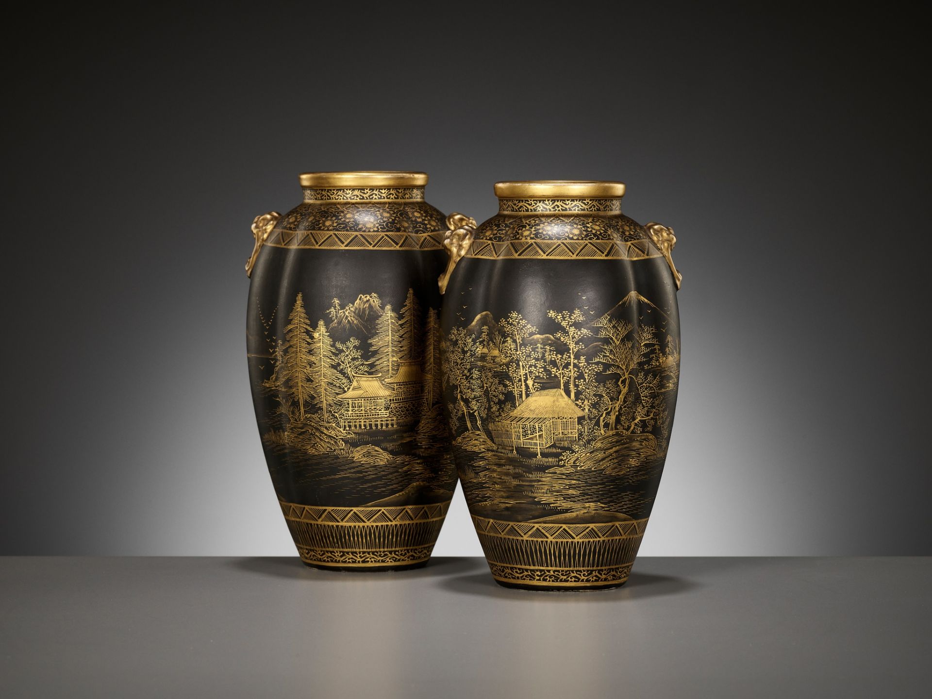 A PAIR OF GILT SATSUMA EARTHENWARE VASES WITH KOMAI STYLE MOTIF - Image 11 of 16