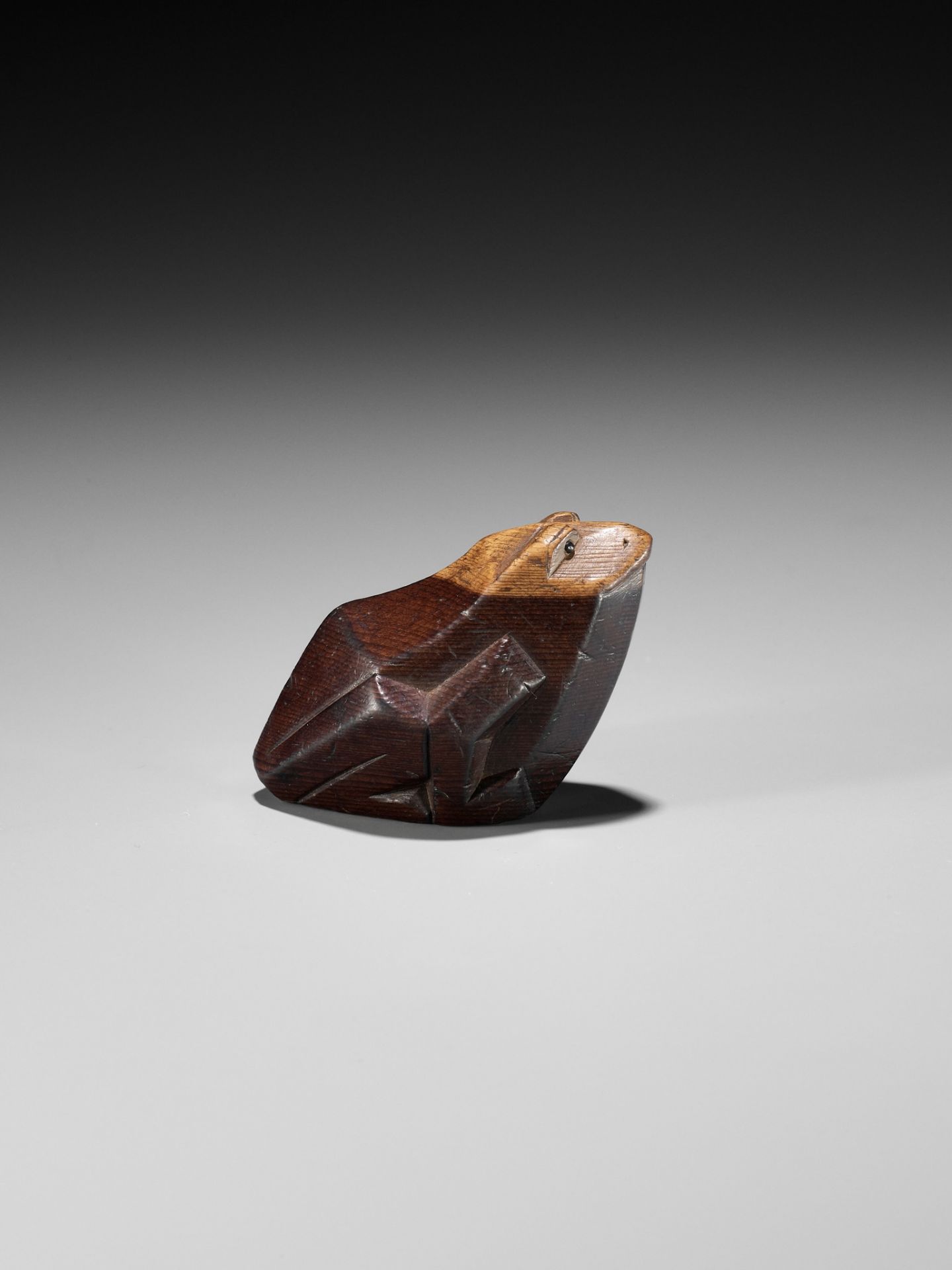 SUKENAGA: A RARE ITTOBORI YEW WOOD NETSUKE OF A CROUCHING FROG - Image 12 of 15