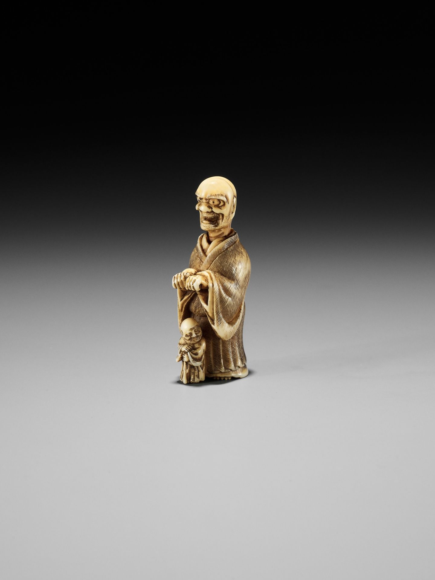 SHURAKU: A RARE IVORY NETSUKE OF A ROKUROKUBI SCARING A BLIND MAN - Bild 4 aus 14