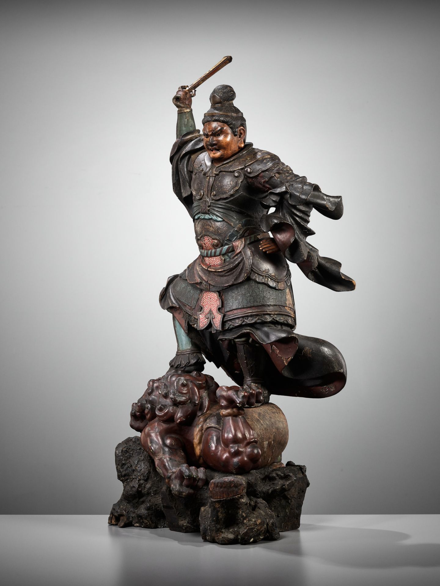 A LARGE AND IMPRESSIVE LACQUERED WOOD FIGURE OF THE HEAVENLY KING ZOCHOTEN - Image 9 of 14