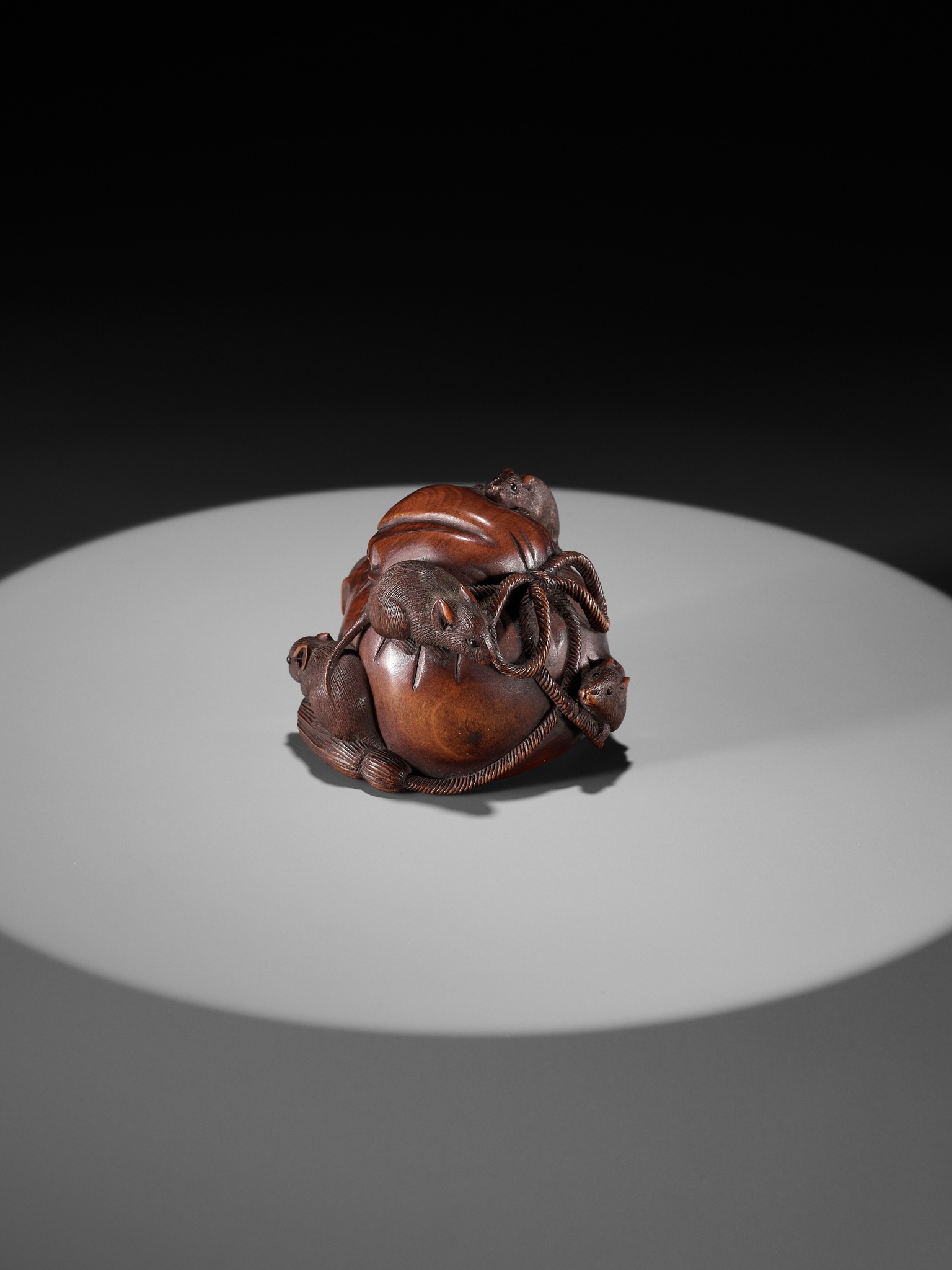 IKKO: A WOOD OKIMONO NETSUKE OF FIVE RATS AROUND DAIKOKU'S TREASURE BAG - Image 7 of 15