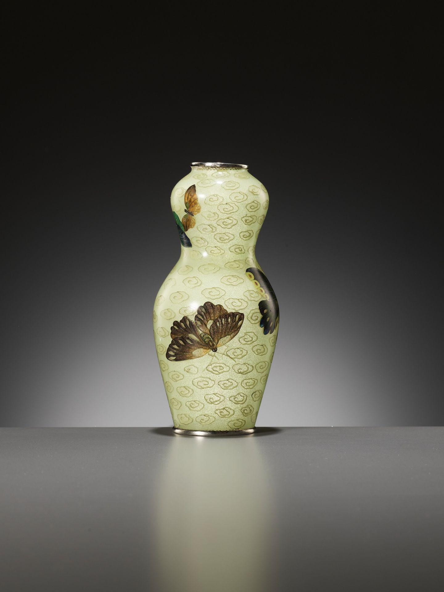 A FINE PLIQUE-Ã€-JOUR VASE WITH BUTTERFLIES - Image 9 of 18