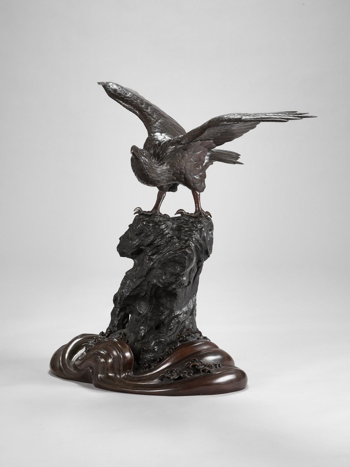 GENRYUSAI SEIYA: A VERY LARGE AND IMPRESSIVE BRONZE OKIMONO OF AN EAGLE - Image 10 of 12