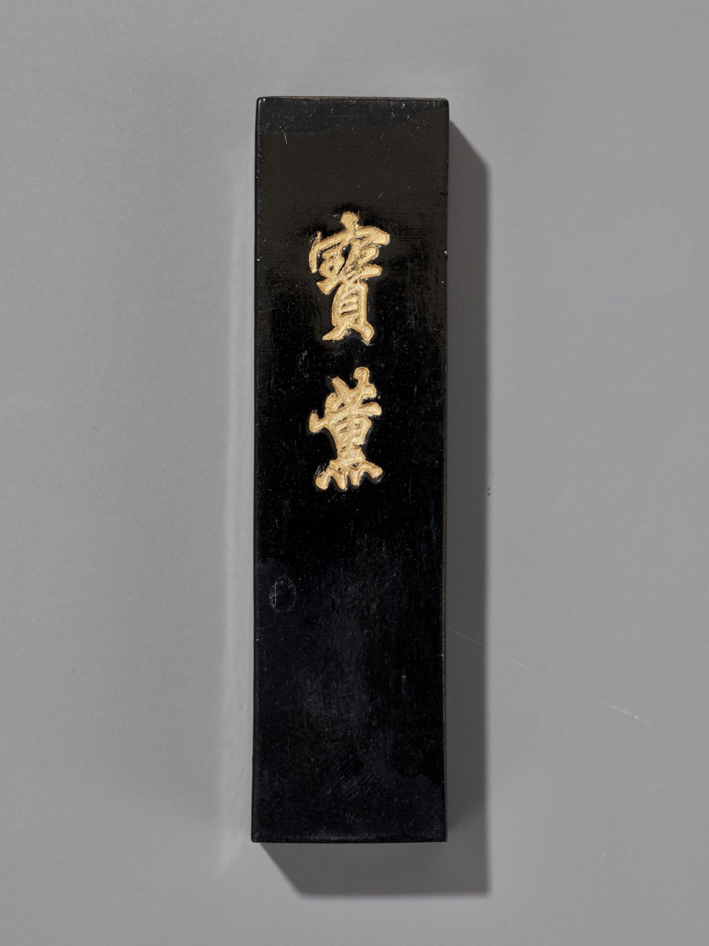 SUZUKI KONYU II: A LACQUER SUZURIBAKO DEPICTING A GIBBON REACHING FOR THE REFLECTION OF THE MOON - Bild 9 aus 13