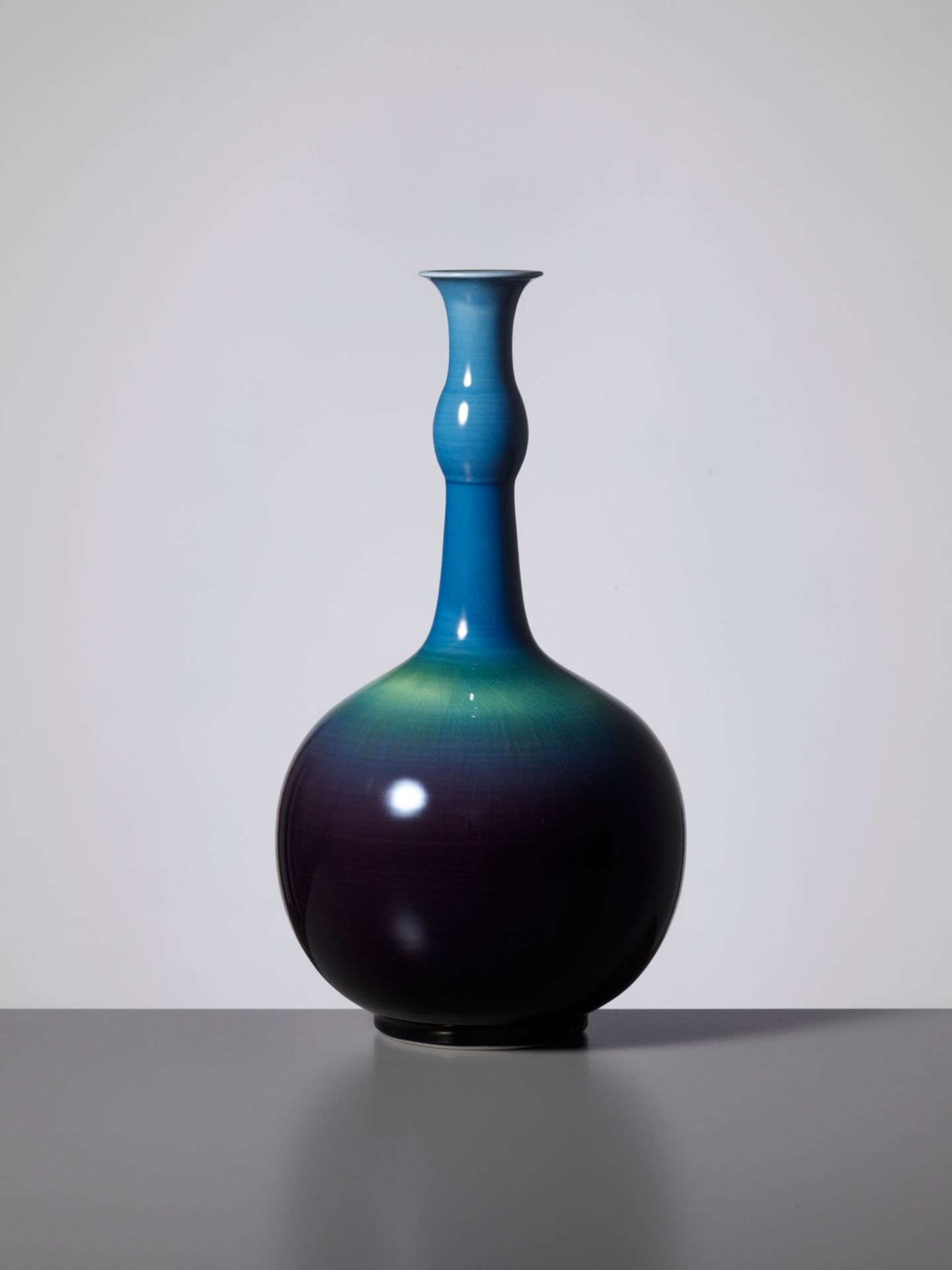 TOKUDA YASOKICHI III: A FINE KUTANI GLAZED PORCELAIN VASE - Bild 2 aus 11