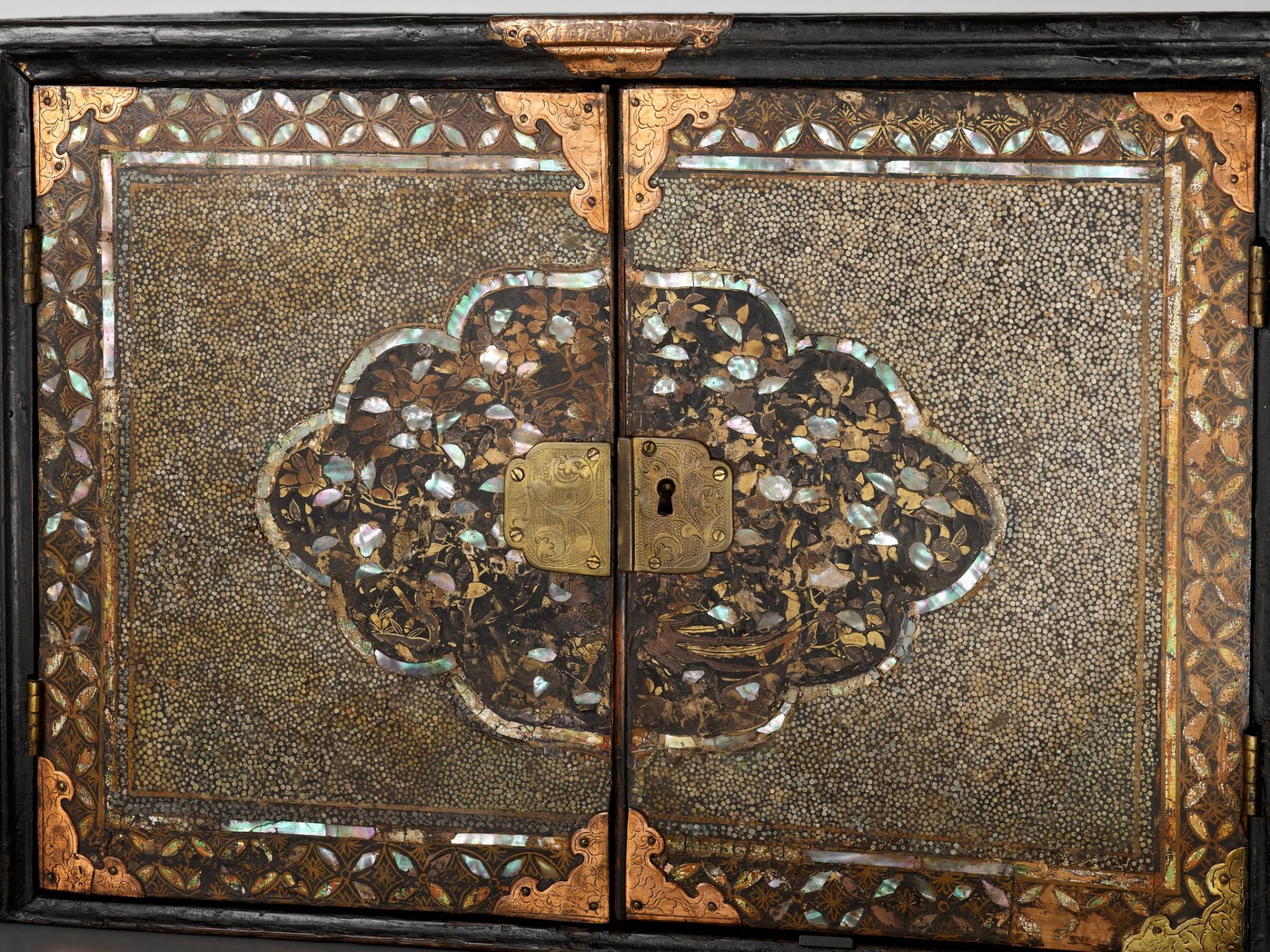 A RARE SHELL-INLAID NANBAN LACQUER CABINET - Image 9 of 14