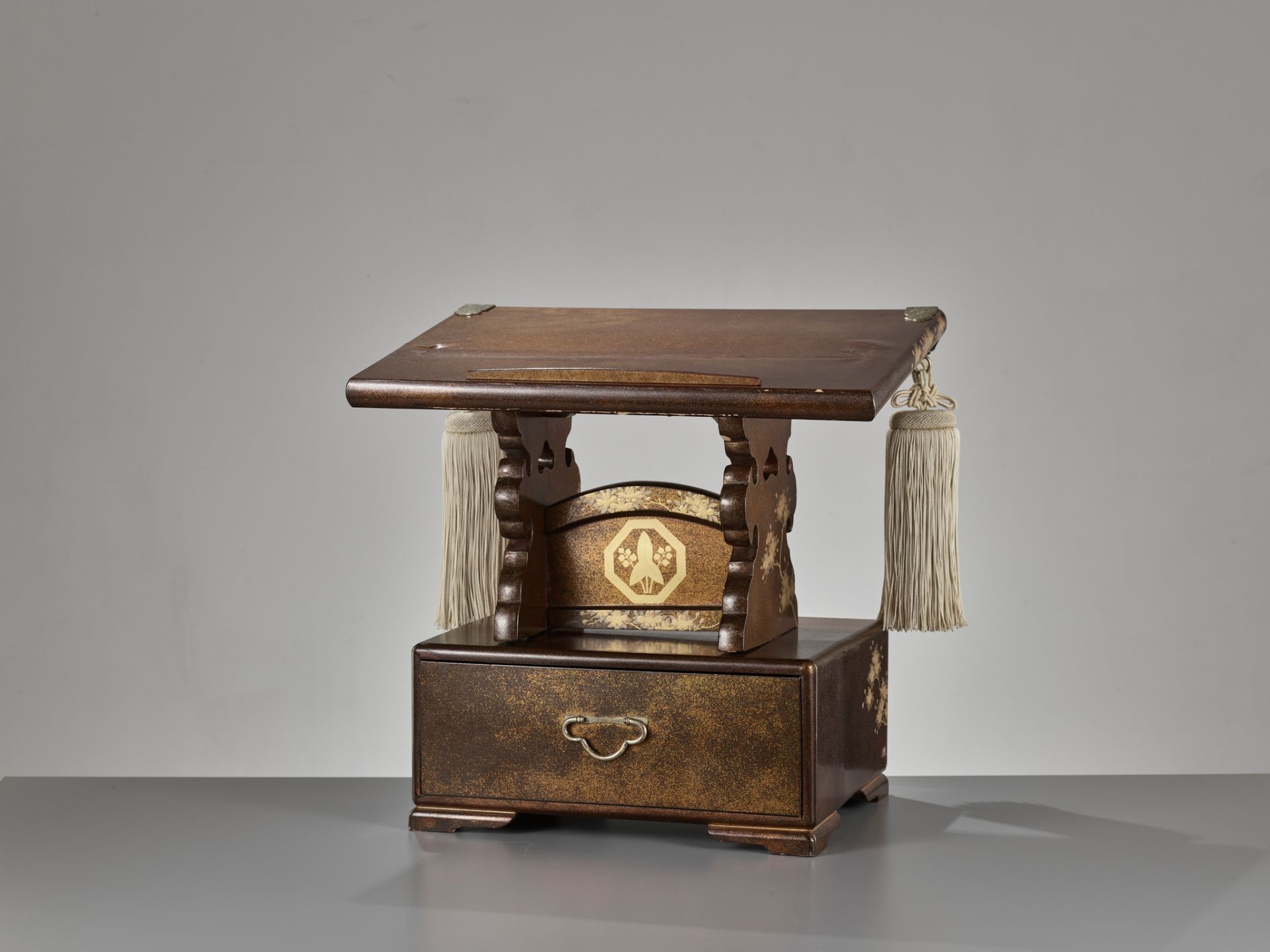 A RARE LACQUER KENDAI (LECTERN) - Image 4 of 12