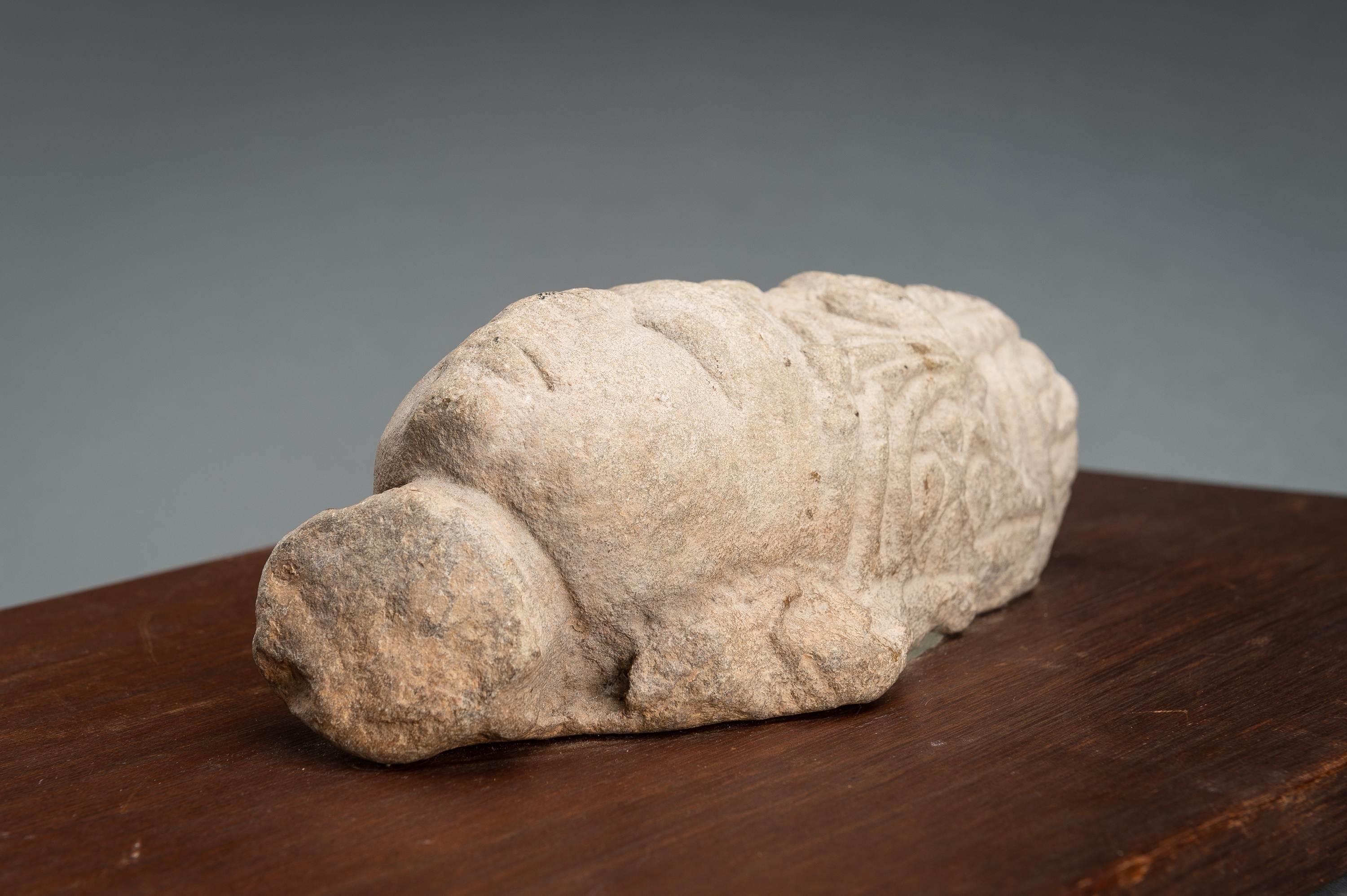A SANDSTONE HEAD OF VISHNU WITH A MITER CROWN - Image 10 of 14