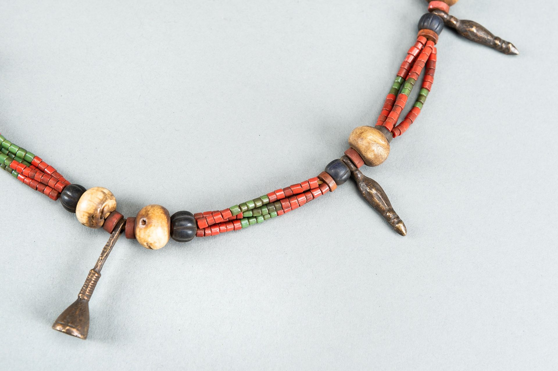 A NAGALAND MULTI-COLORED GLASS, BRASS AND SHELL NECKLACE, c. 1900s - Bild 5 aus 9