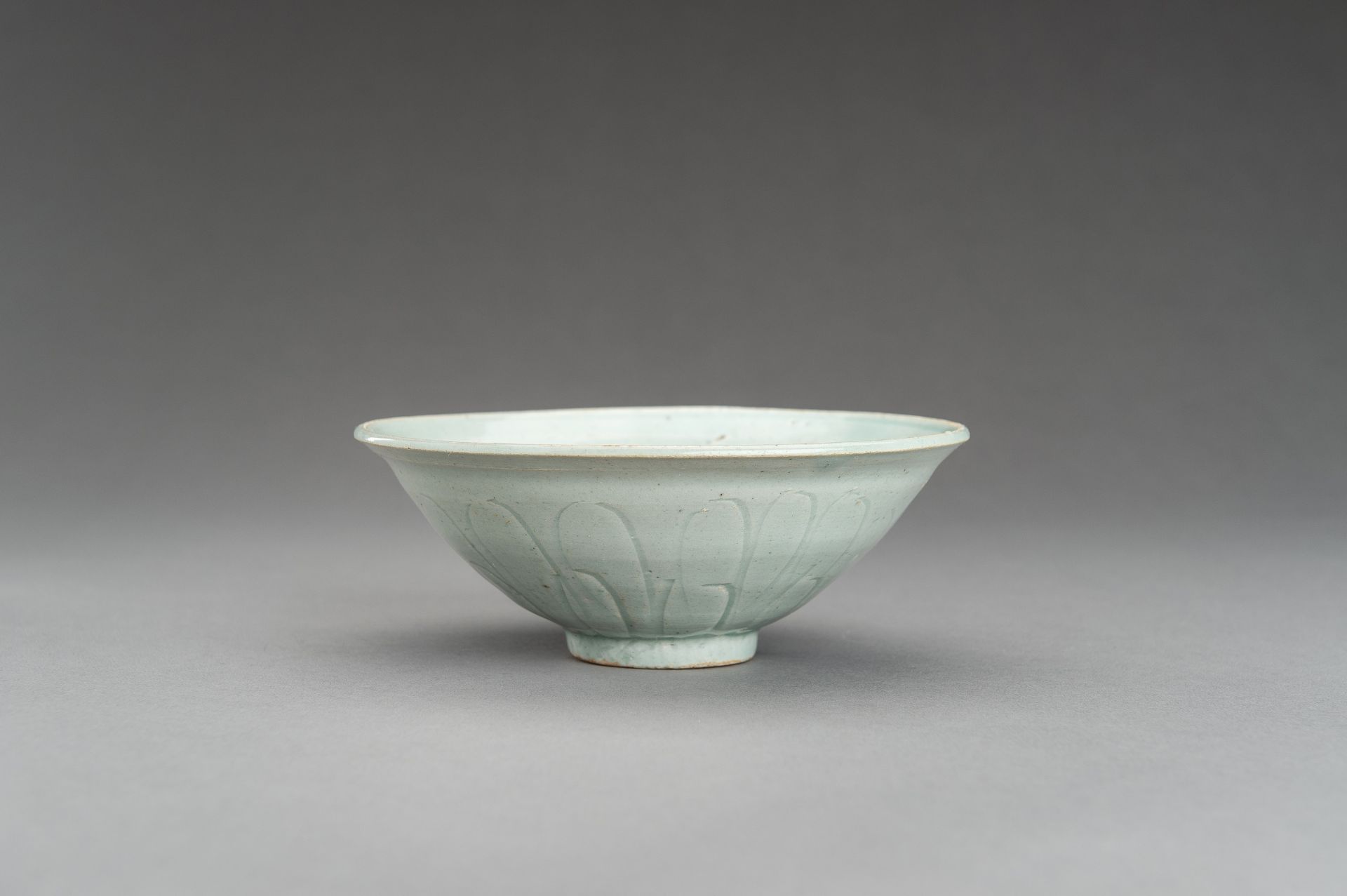 A QINGBAI GLAZED PORCELAIN BOWL WITH INCISED DECORATION - Image 7 of 12