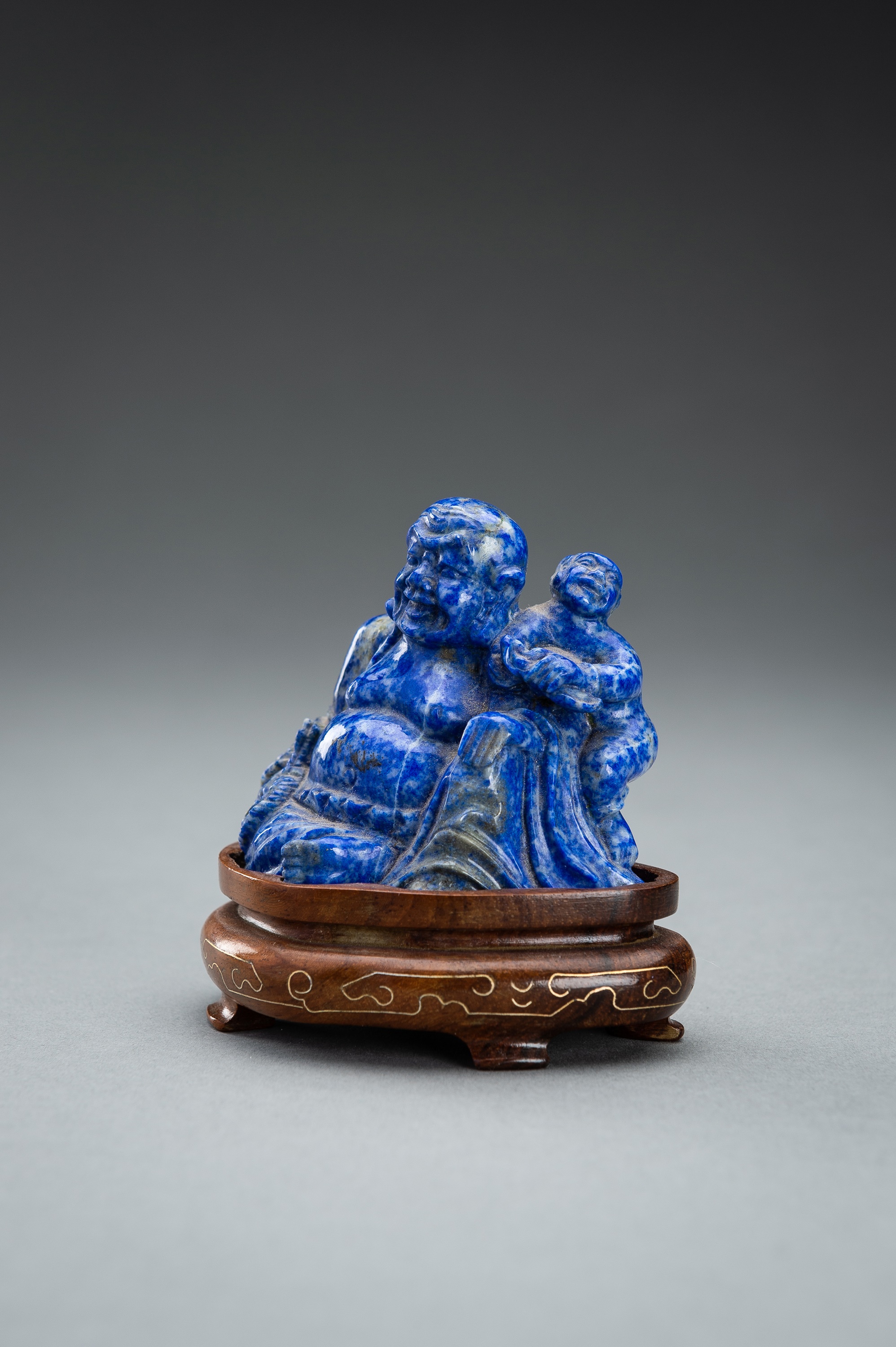 A LAPIS LAZULI FIGURE OF BUDAI WITH CHILD, 19TH CENTURY - Image 4 of 10