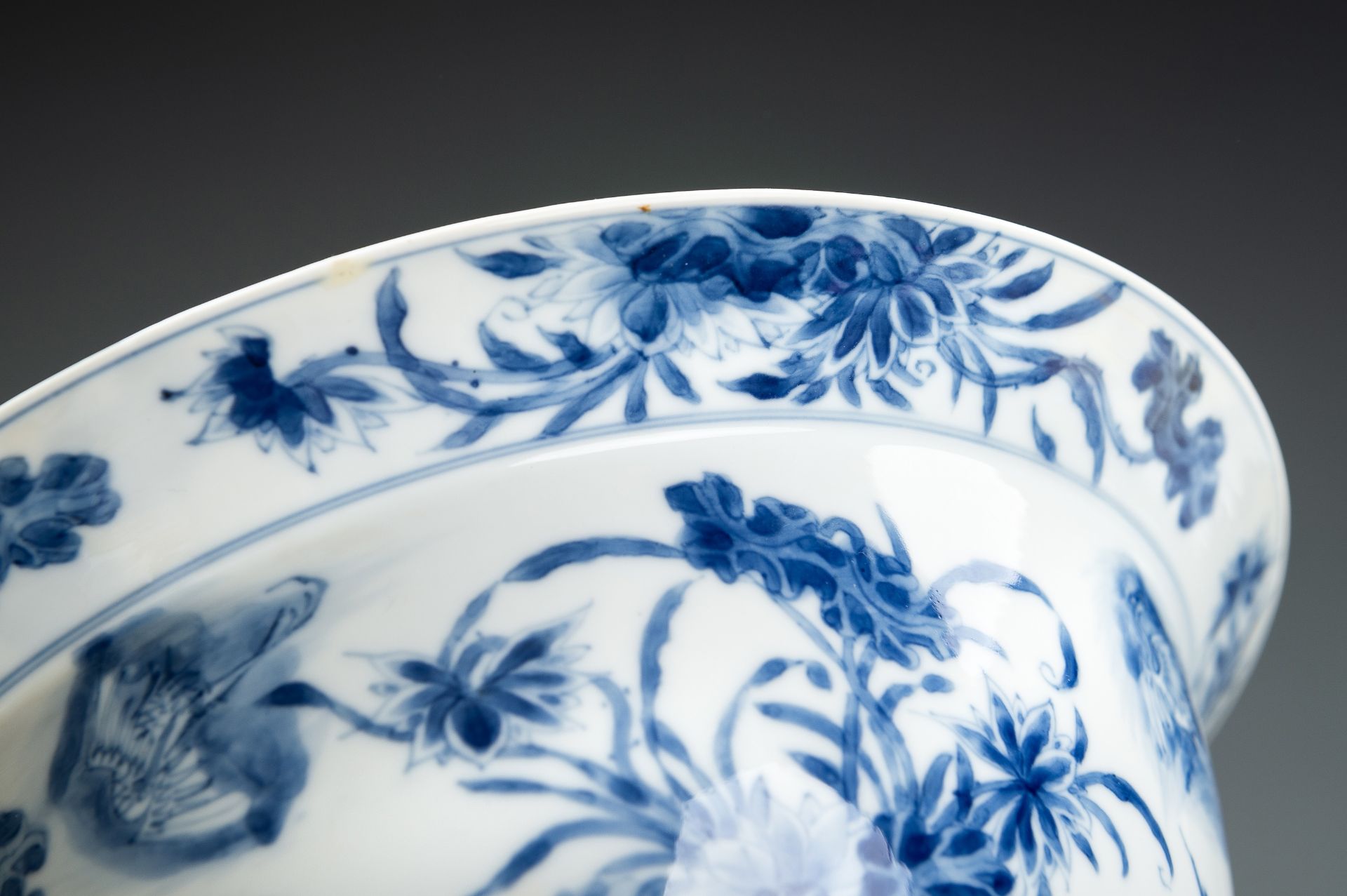 A BLUE AND WHITE PORCELAIN 'FLOWERS AND CRANES' BOWL, KANGXI - Bild 4 aus 17