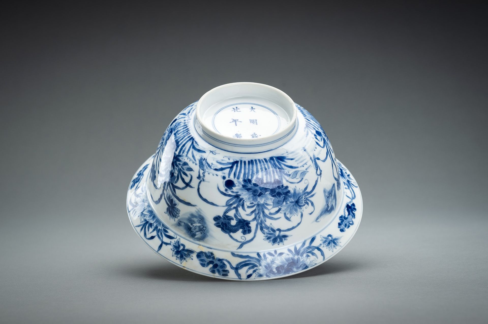 A BLUE AND WHITE PORCELAIN 'FLOWERS AND CRANES' BOWL, KANGXI - Bild 14 aus 17