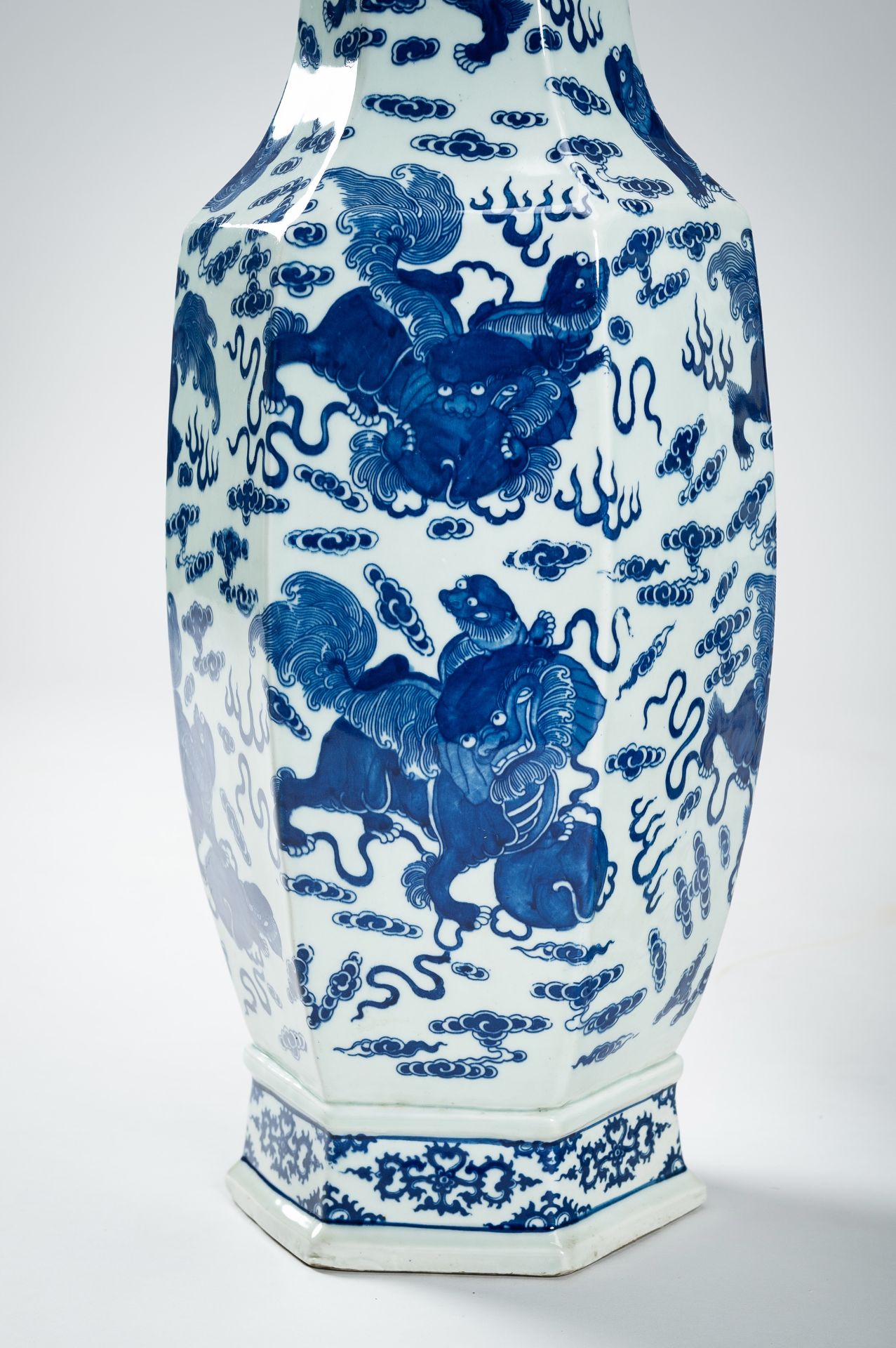 A LARGE PAIR OF BLUE AND WHITE PORCELAIN VASES WITH BUDDHIST LIONS, QING - Image 5 of 19
