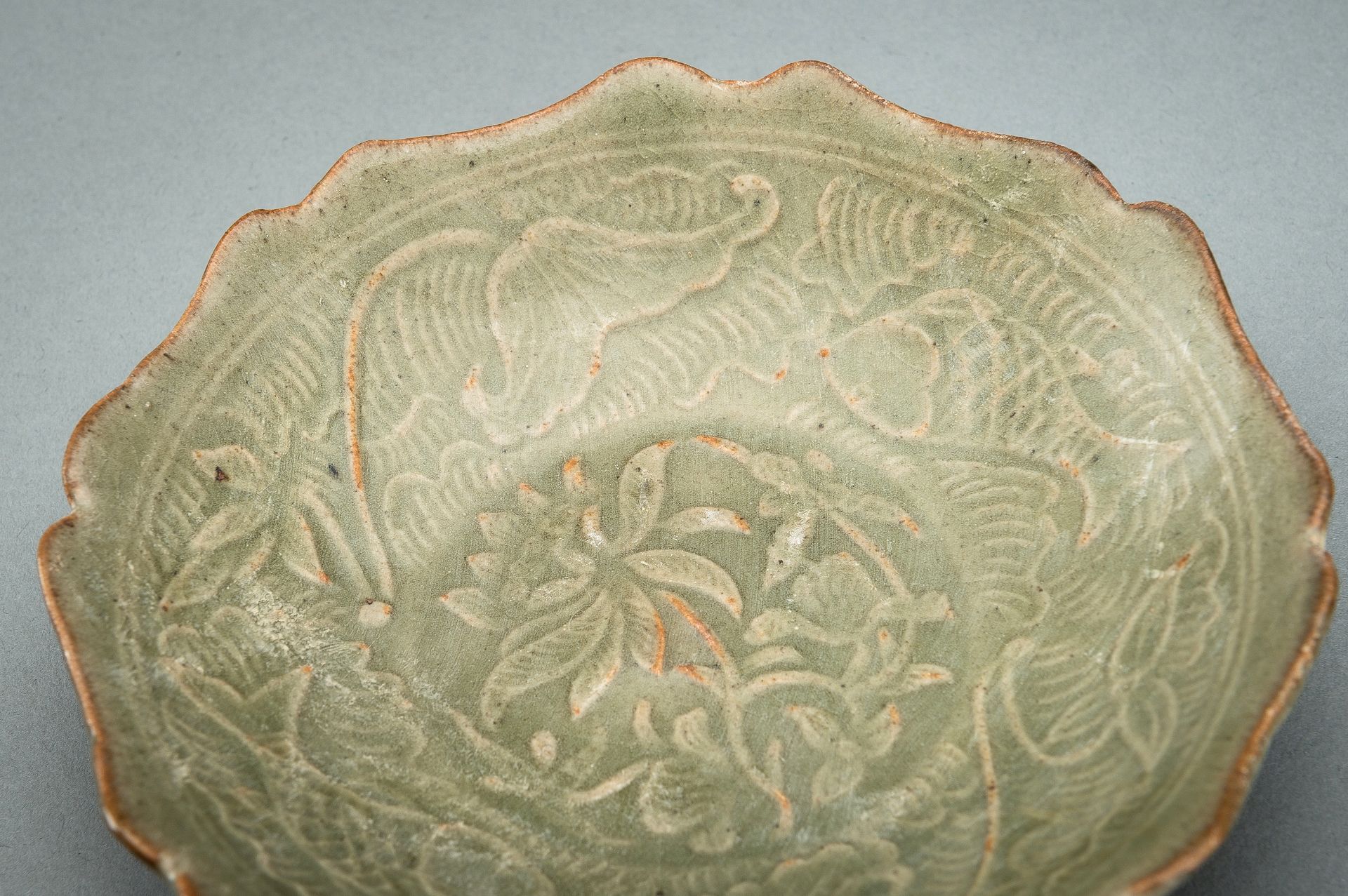 A LONGQUAN CELADON 'FISH' BOWL, NORTHERN SONG STYLE - Image 6 of 14