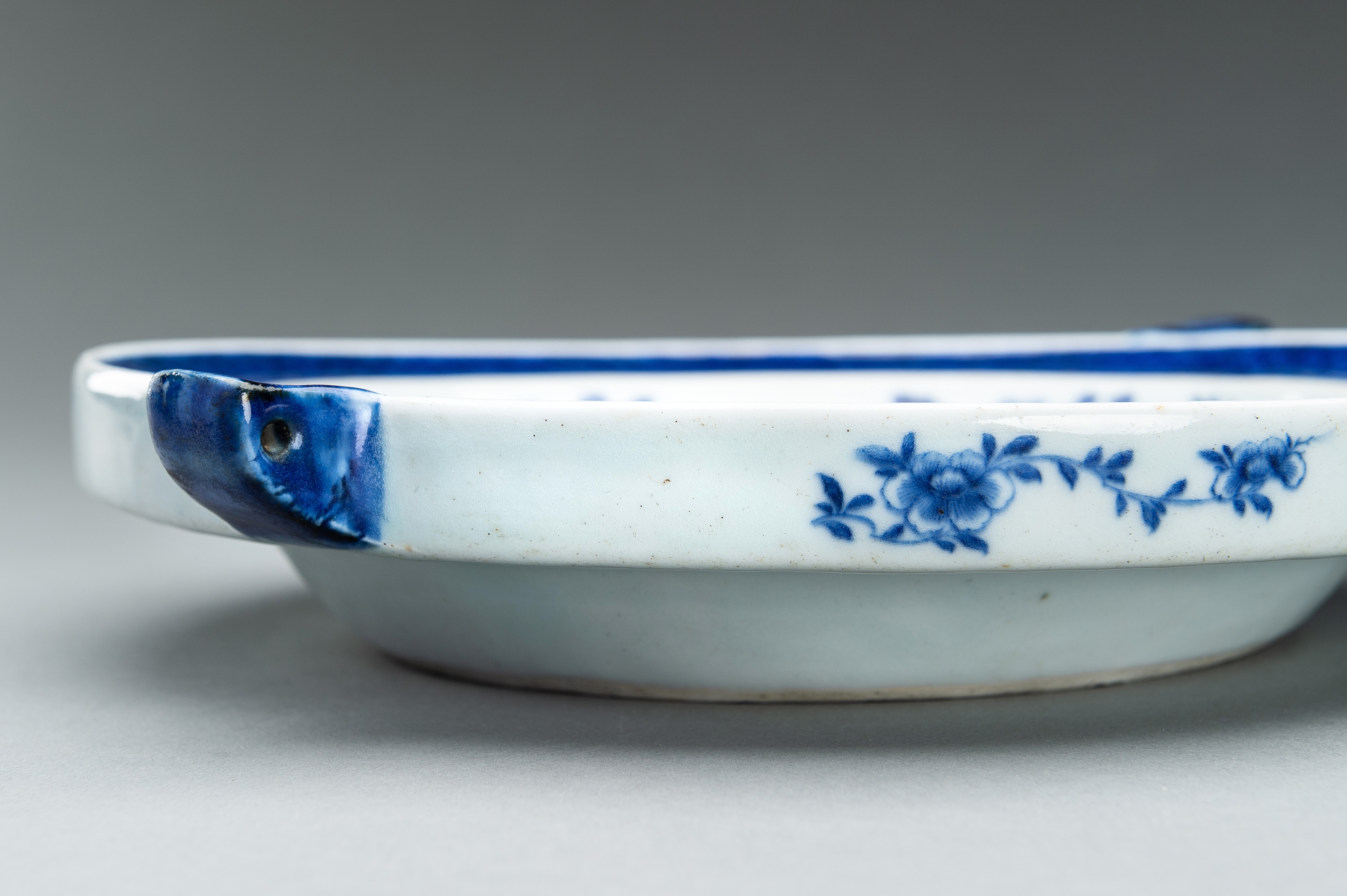 A BLUE AND WHITE FITZHUGH ARMORIAL PORCELAIN HOT WATER PLATE - Image 6 of 10