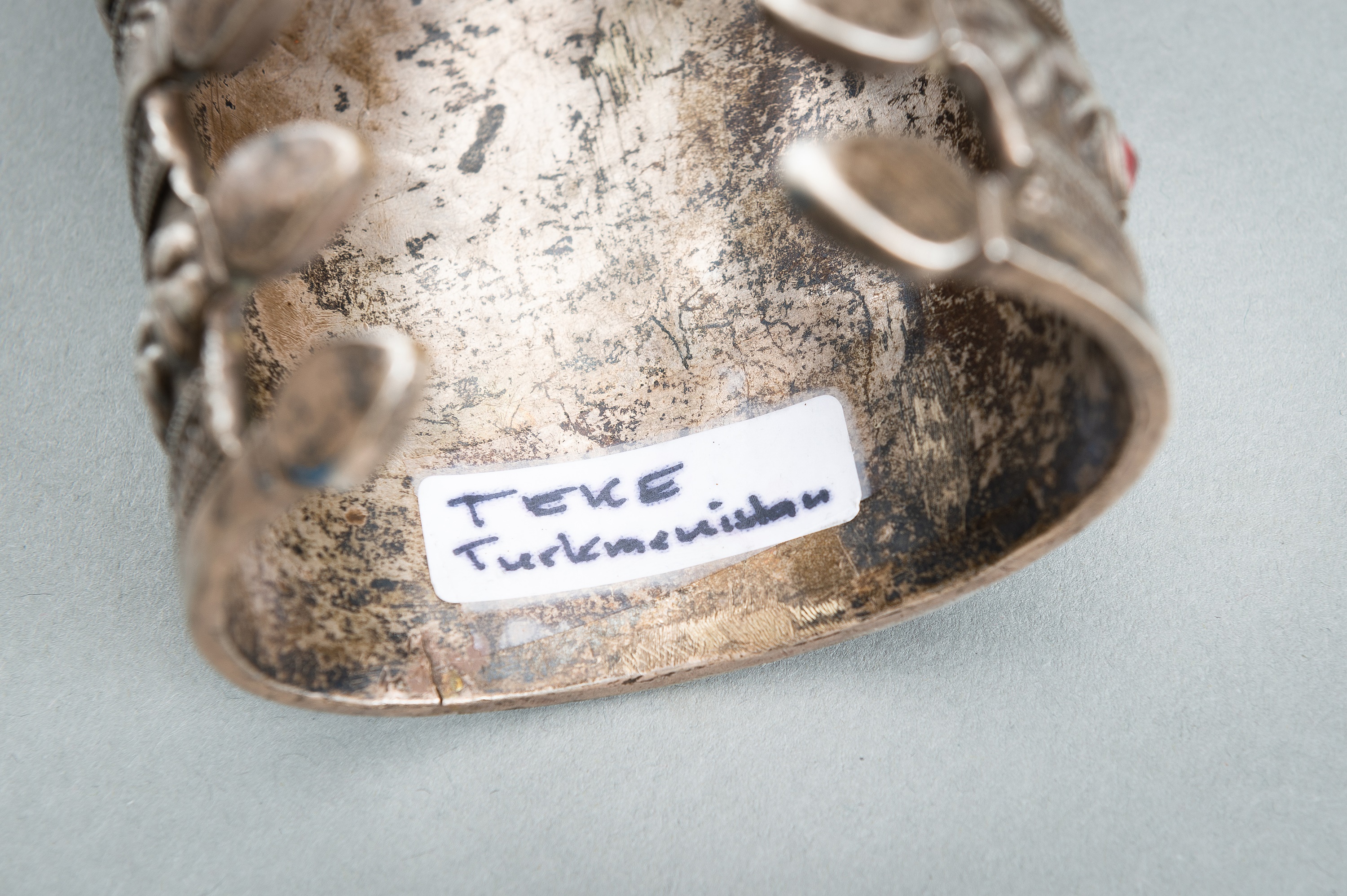 A PAIR OF TURKOMAN GLASS INSET SILVER BRACELETS, c. 1900s - Image 12 of 12