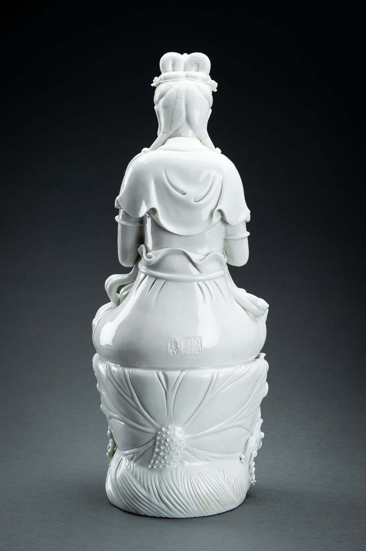 A LARGE DEHUA BLANC DE CHINE PORCELAIN FIGURE OF GUANYIN - Bild 13 aus 21