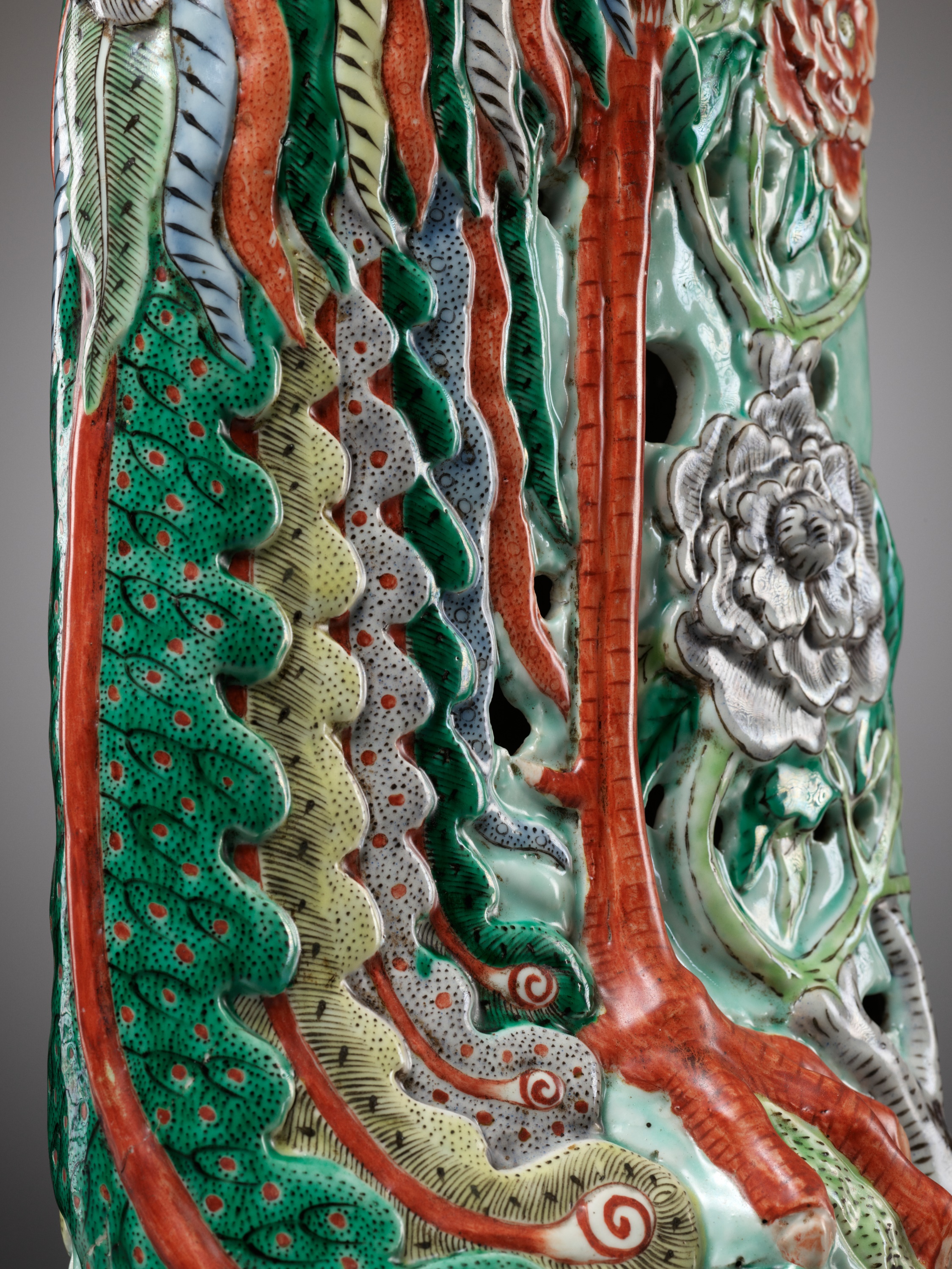 AN EXCEPTIONALLY LARGE FAMILLE VERTE FIGURE OF A PHOENIX, MID-QING DYNASTY - Image 2 of 17