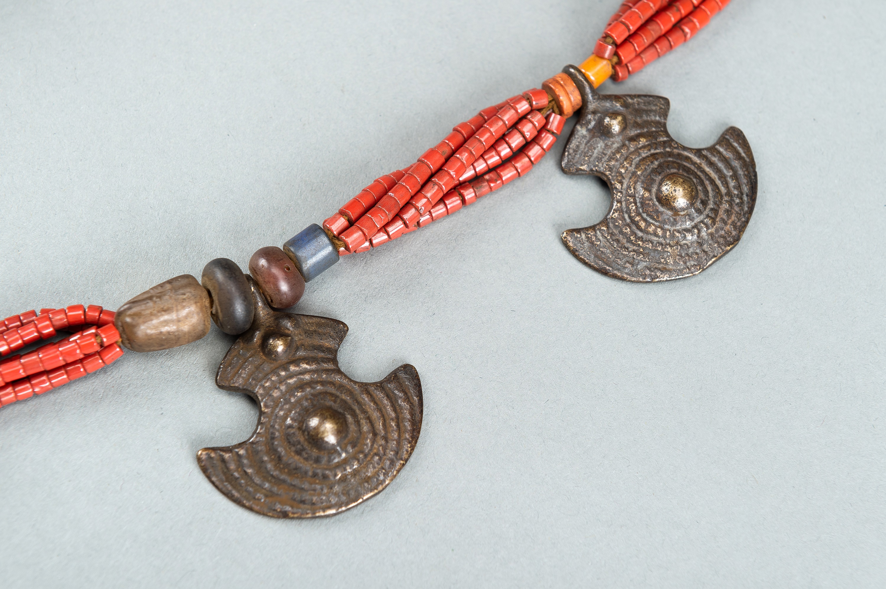 A NAGALAND MULTI-COLORED GLASS AND BRASS NECKLACE, c. 1900s - Image 6 of 11