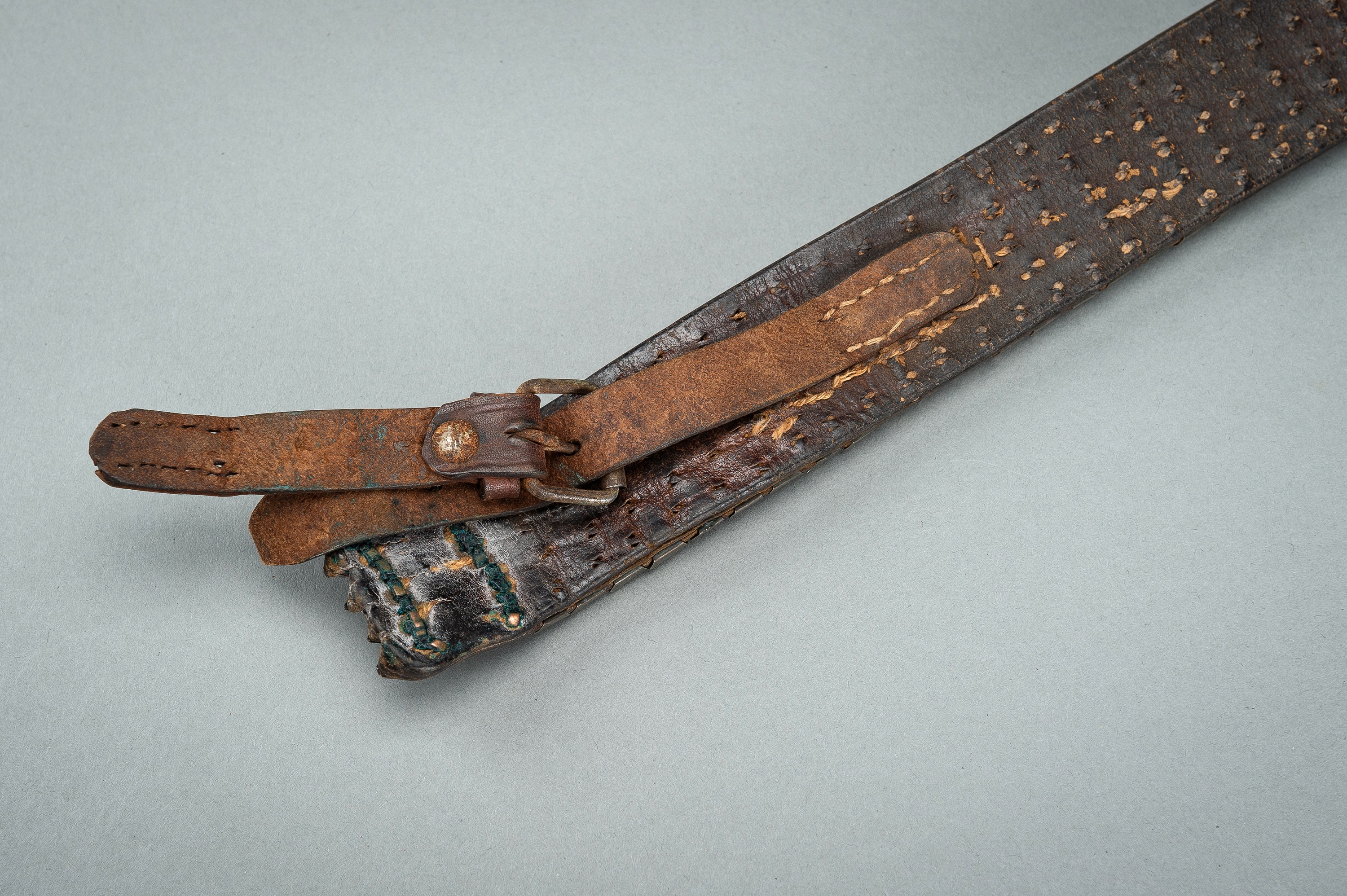 AN OTTOMAN LEATHER BELT SET WITH CARNELIANS AND SILVER - Image 12 of 12