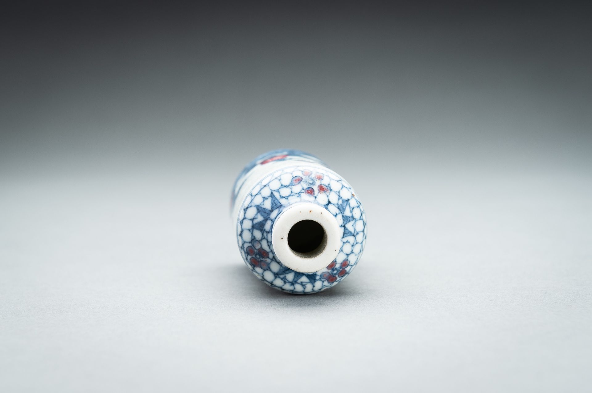 A BLUE AND IRON-RED 'MENG HAORAN' SNUFF BOTTLE, QING - Image 7 of 11