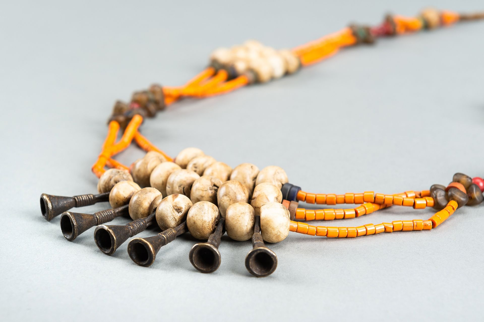 A NAGALAND MULTI-COLORED GLASS, BRASS AND SHELL NECKLACE, c. 1900s - Bild 6 aus 10