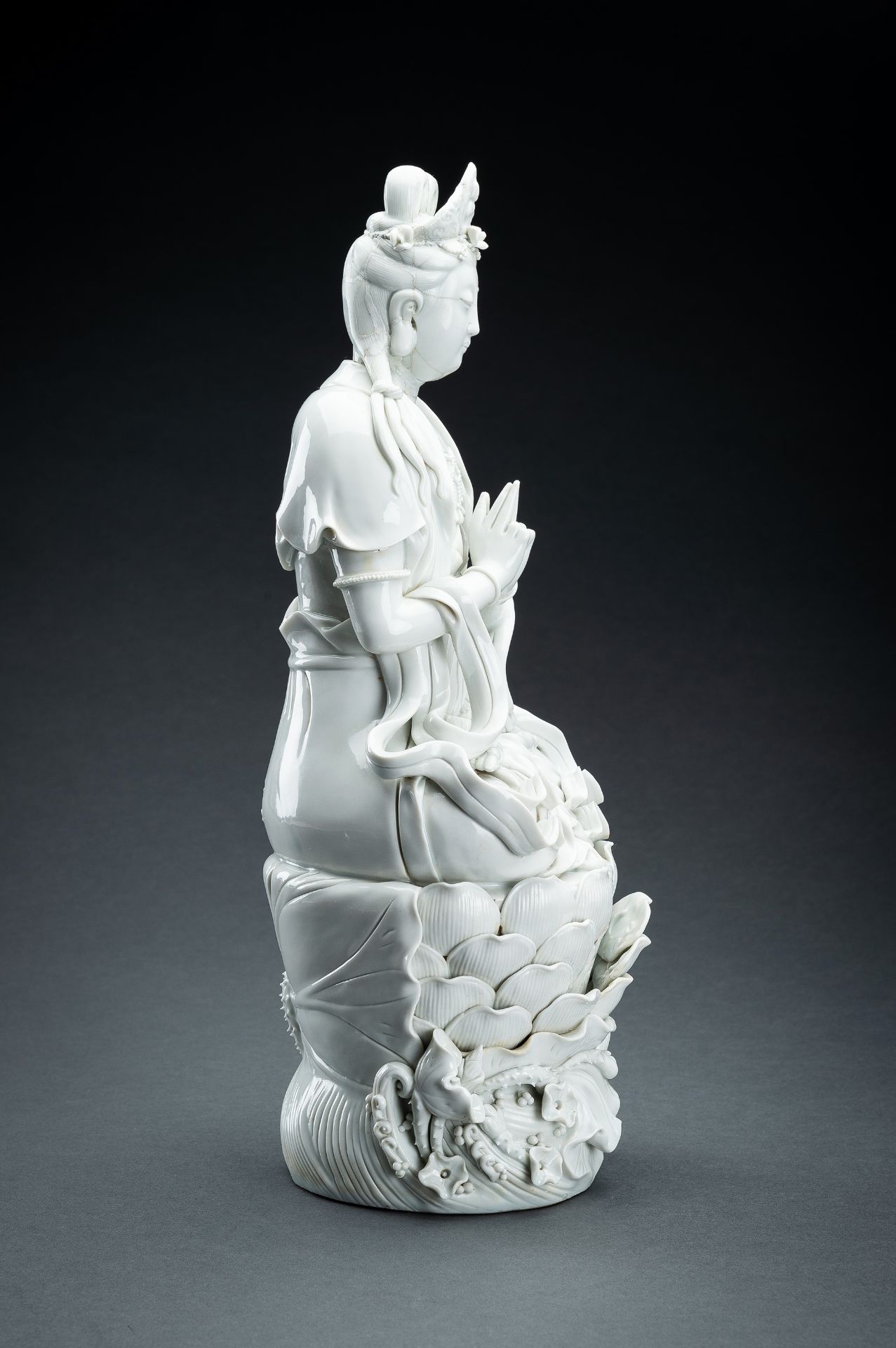 A LARGE DEHUA BLANC DE CHINE PORCELAIN FIGURE OF GUANYIN - Bild 5 aus 21