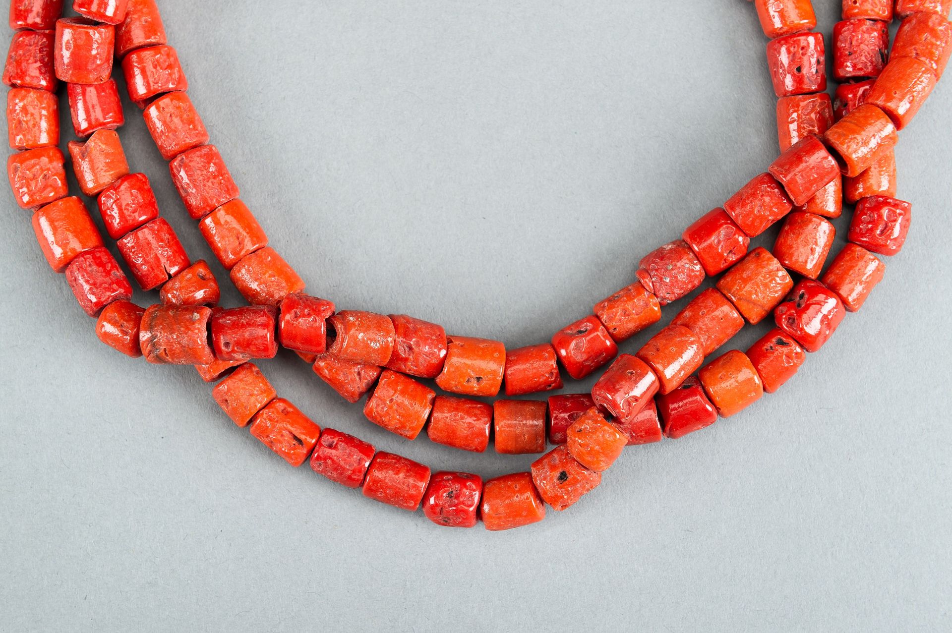 A NAGALAND 'CORAL' GLASS NECKLACE, c. 1900s - Image 3 of 9