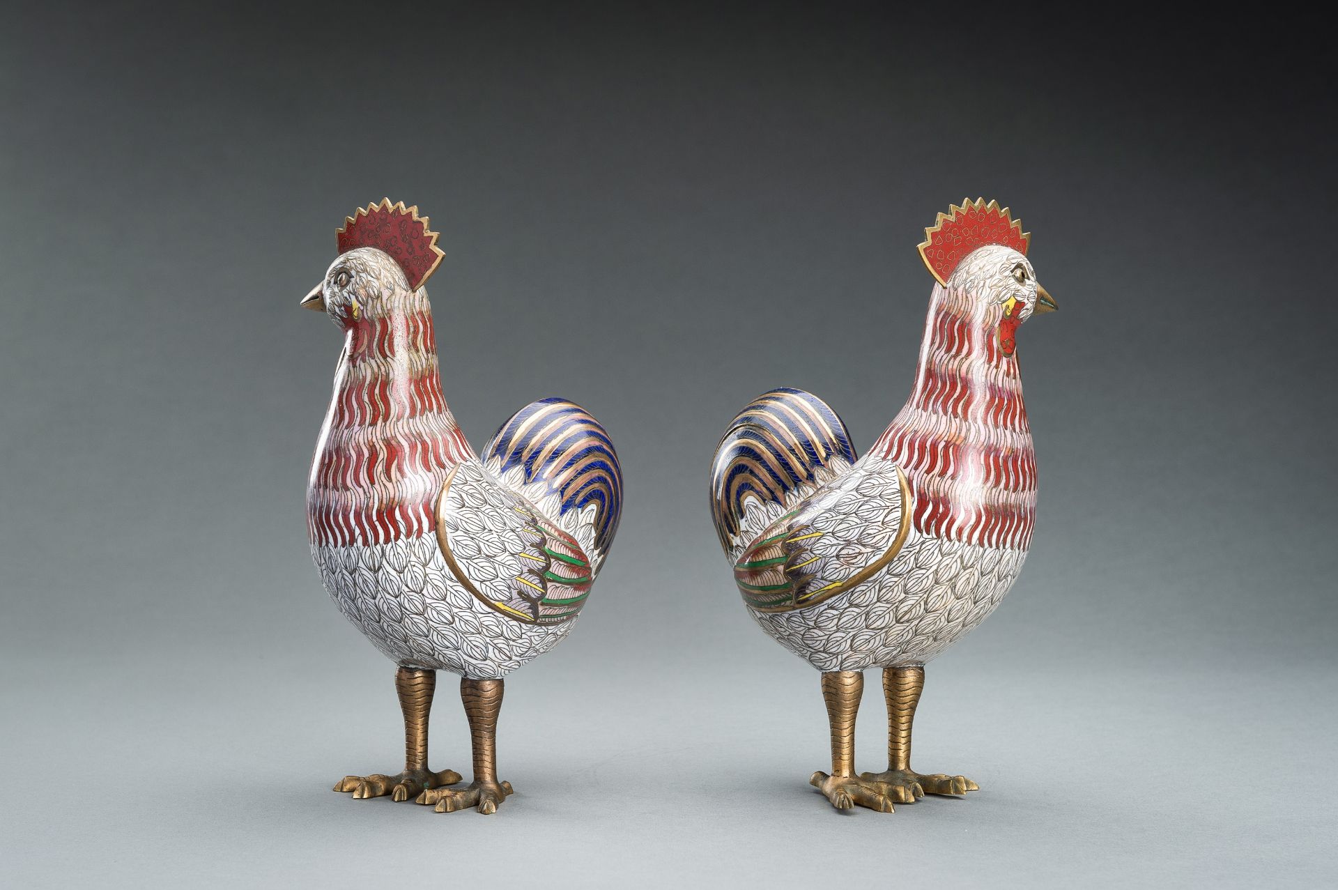 A PAIR OF CLOISONNE ENAMEL FIGURES OF COCKERELS, c. 1920s - Bild 6 aus 10