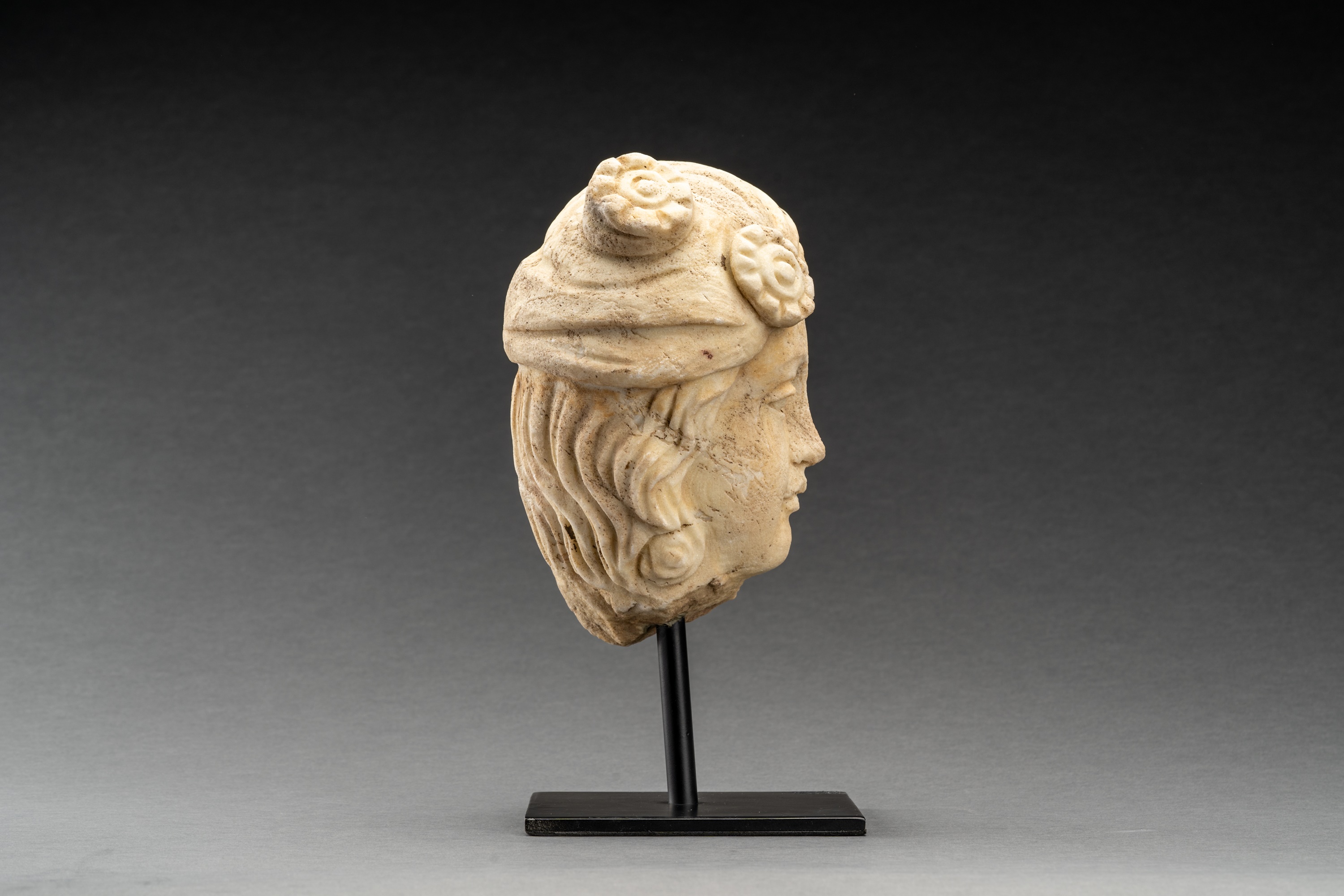 A GANDHARAN WHITE MARBLE HEAD OF A NOBLE LADY - Image 6 of 7