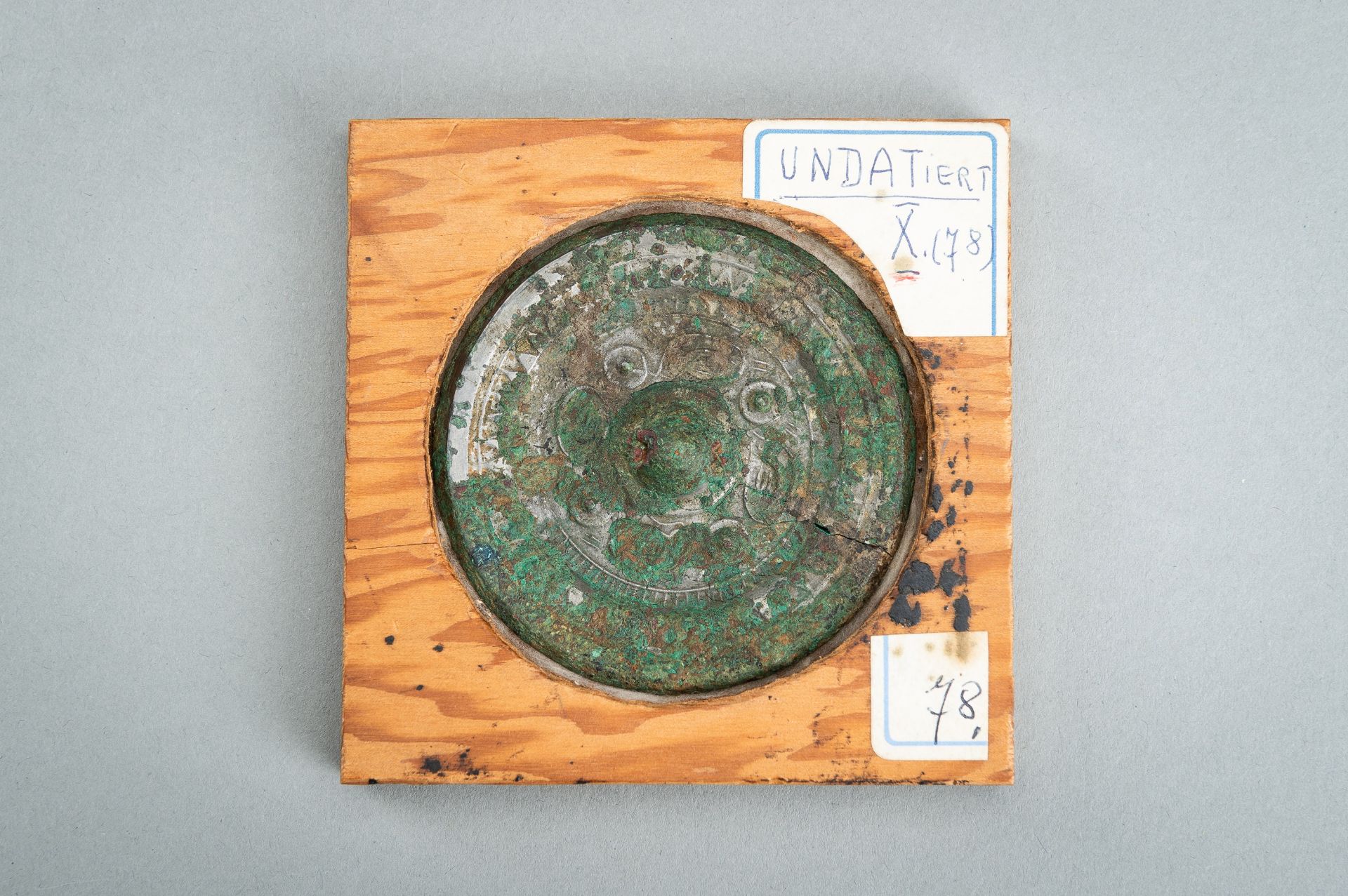 A BRONZE MIRROR, HAN DYNASTY - Bild 2 aus 9